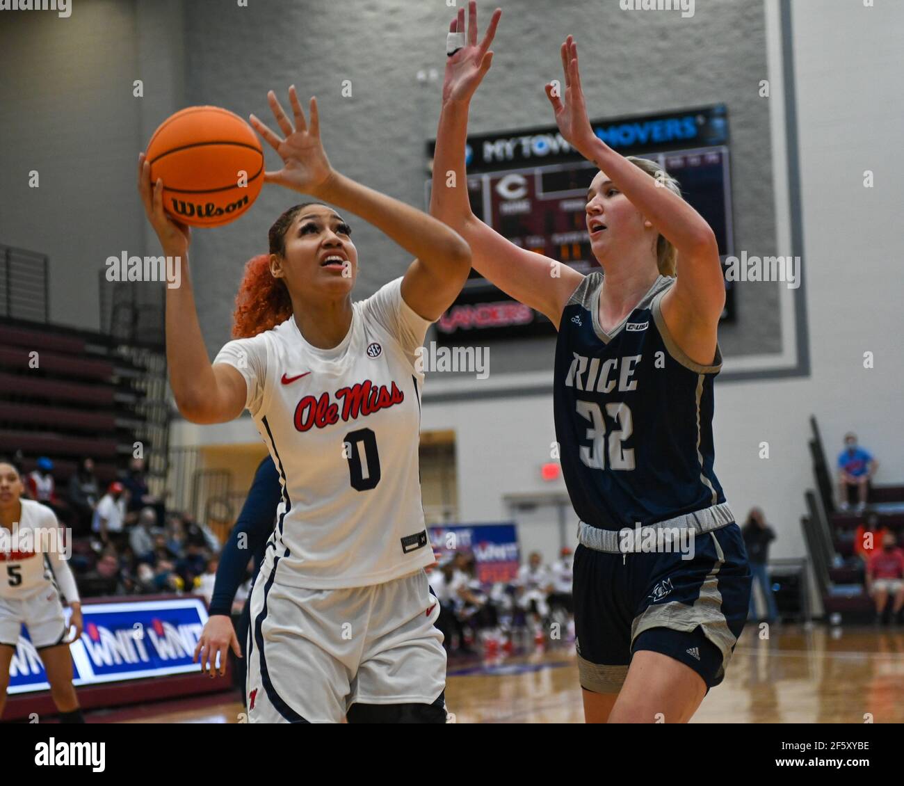 Memphis, Tennessee, États-Unis. 28 mars 2021. Shakira Austin (0), l'avant  de Miss d'Ole, cherche une ouverture contre le centre Rice, Nancy Mulkey  (32), lors du championnat féminin de basket-ball NIT entre les