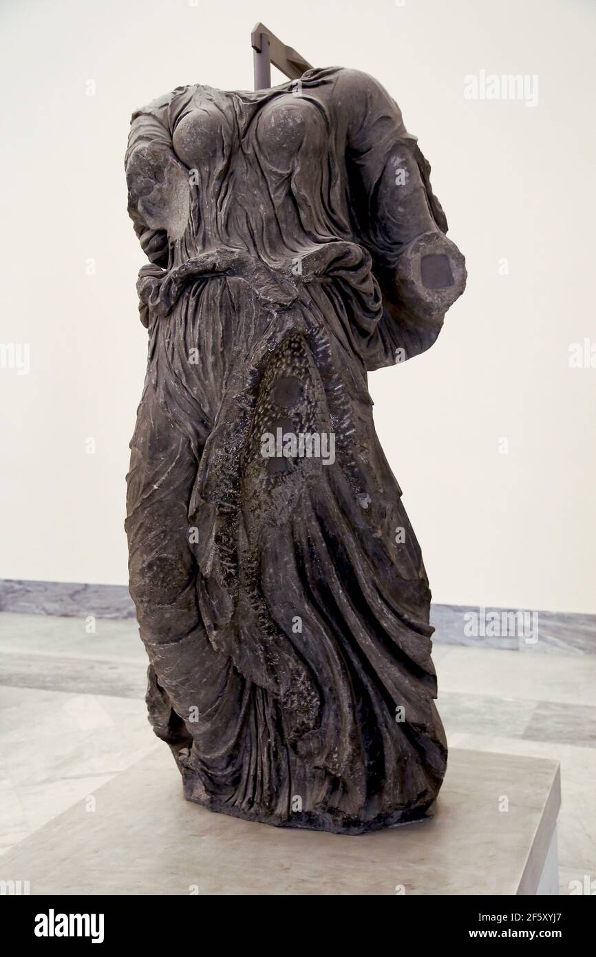 Nike. Copie romaine ( 2ème-3ème siècle AD) après l'original grec de la  période hellénistique. Musée archéologique de Naples. Italie Photo Stock -  Alamy