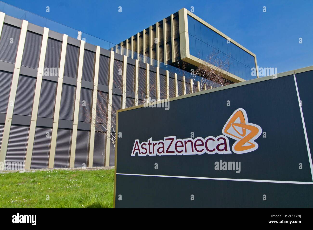Baar, Zug, Suisse - 28 mars 2021 : vue du nouveau siège d'AstraZeneca à Baar. AstraZeneca est un centre pharmaceutique britannique-suédois Banque D'Images