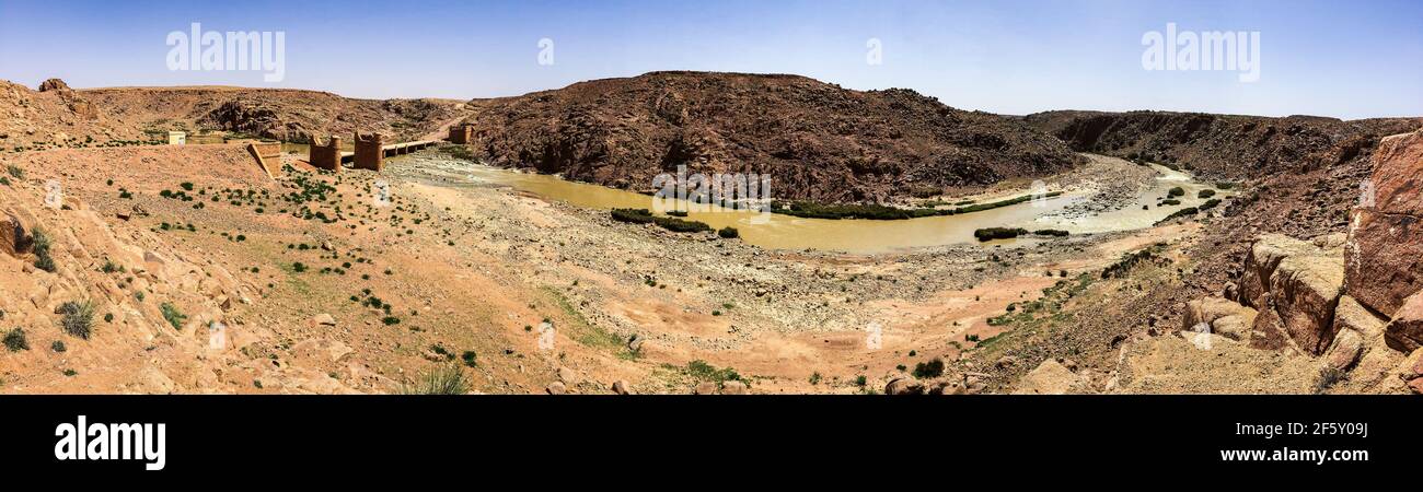 Ruines du vieux pont sur la rivière Moulouya entre Zaida et Aouli au Maroc Banque D'Images