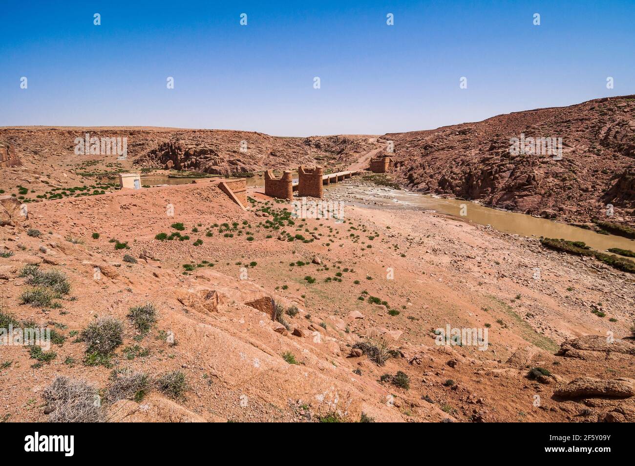 Ruines du vieux pont sur la rivière Moulouya entre Zaida et Aouli au Maroc Banque D'Images
