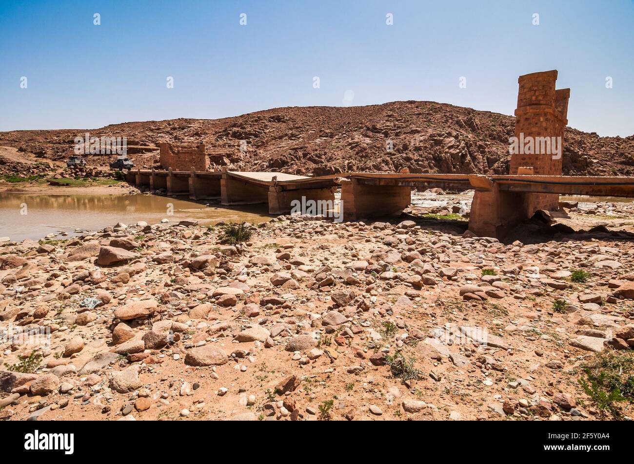 Ruines du vieux pont sur la rivière Moulouya entre Zaida et Aouli au Maroc Banque D'Images
