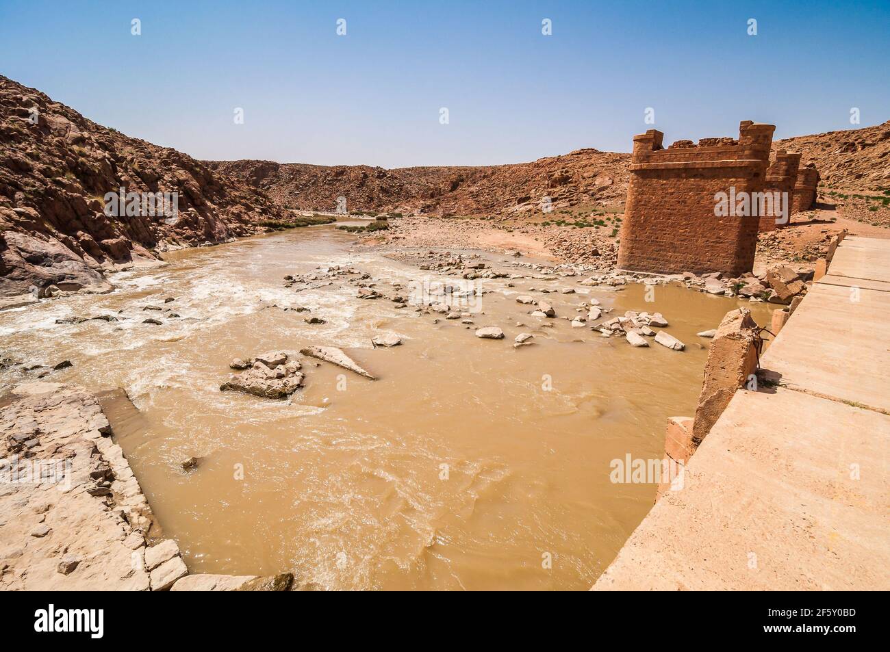 Ruines du vieux pont sur la rivière Moulouya entre Zaida et Aouli au Maroc Banque D'Images