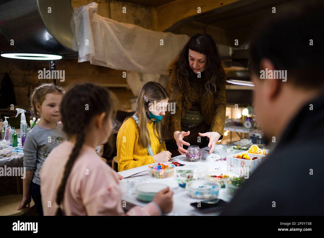 Moscou, Russie. 28 mars 2021. Les visiteurs assistent à une classe de maître dans le centre de Moscou, en Russie, le 28 mars 2021. Ce week-end, les visiteurs ont apprécié des cours de maître organisés par des artistes sur le marché de l'artisanat « 4 Saisons ». Crédit: Maxim Chernavsky/Xinhua/Alay Live News Banque D'Images