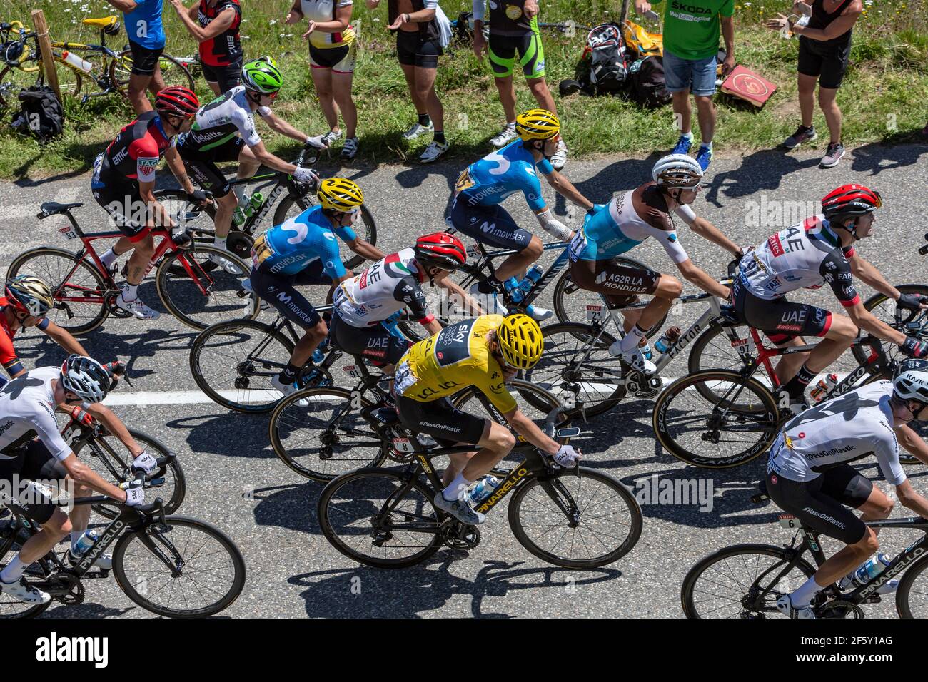 Col de la Madeleine, France - 19 juillet 2018 : le cycliste britannique Geraint Thomas de Team Sky portant le maillot jaune grimpant sur la route du peloton Banque D'Images