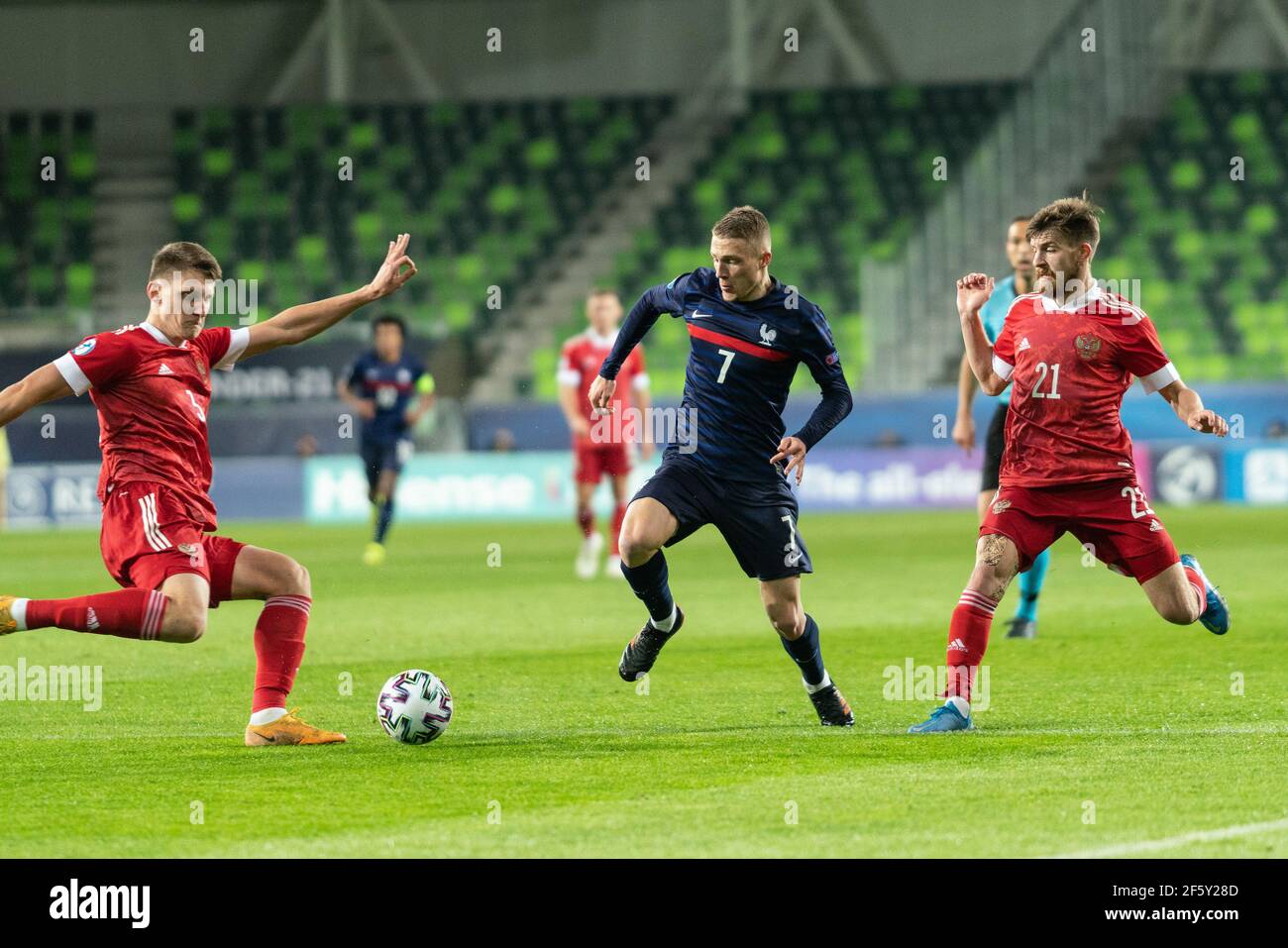 Szombathely, Hongrie. 28 mars 2021. Adrien Truffert (7) de France et Igor Diveev (3), Danil Glebov (21) de Russie vu lors du match de l'UEFA EURO U-21 entre la Russie et la France au stade Haladas à Szombathely. (Crédit photo : Gonzales photo/Alamy Live News Banque D'Images