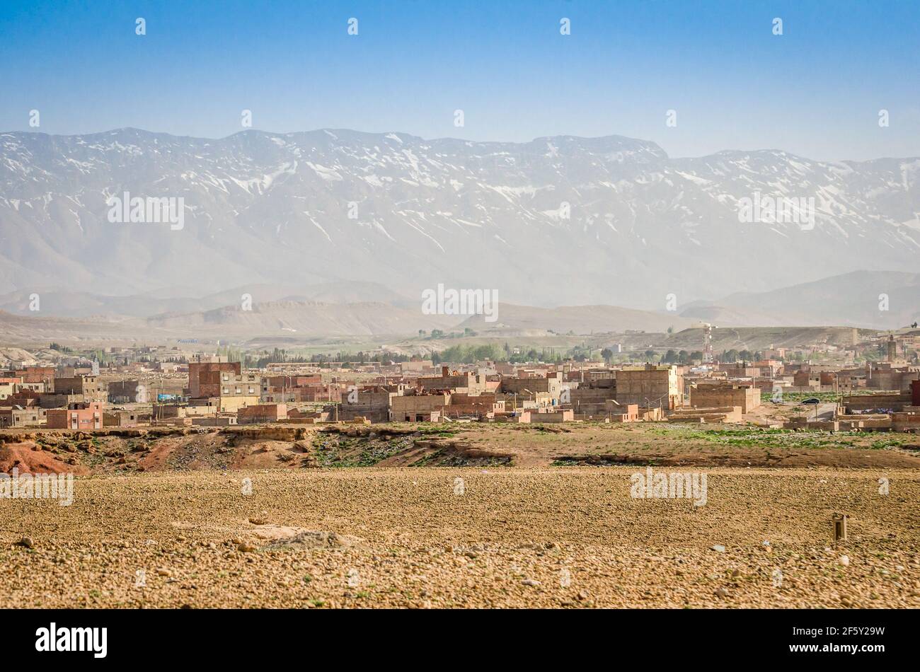 Midelt, Maroc - 10 avril 2014. Panorama de la ville qui est la porte de l'Atlas - avec le Haut Atlas en arrière-plan Banque D'Images