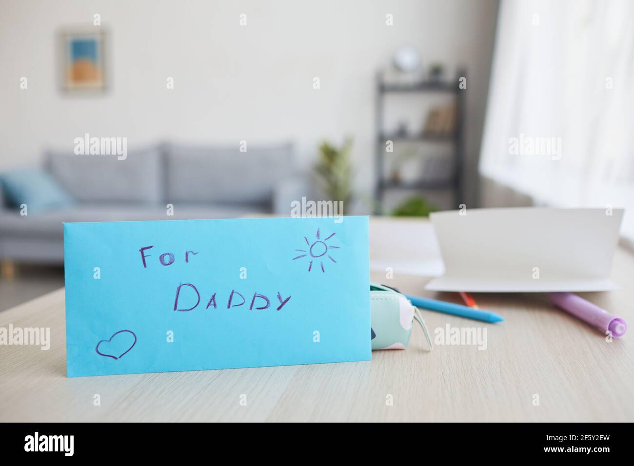 Image d'arrière-plan minimale de l'enveloppe bleue avec lettre pour papa et cadeau fait main le jour des Pères, espace de copie Banque D'Images
