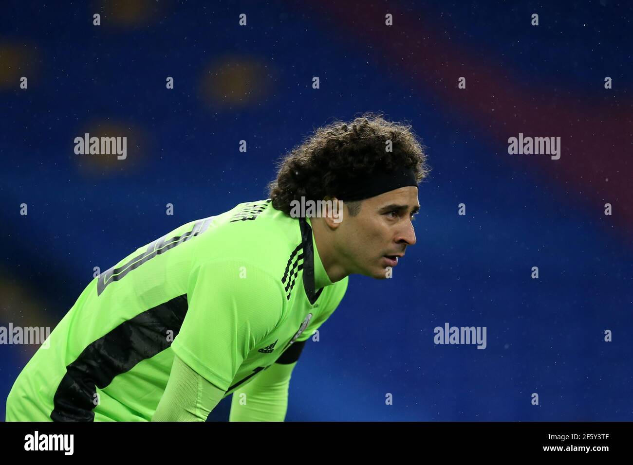 Cardiff, Royaume-Uni. 27 mars 2021. Guillermo Ochoa, le gardien de but du Mexique, regarde dessus. Football international friendly Match, pays de Galles contre Mexique, au stade de Cardiff à Cardiff, pays de Galles du Sud, le samedi 27 mars 2021. Usage éditorial seulement. photo par Andrew Orchard/Andrew Orchard sports Photography/Alay Live News crédit: Andrew Orchard sports Photography/Alay Live News Banque D'Images