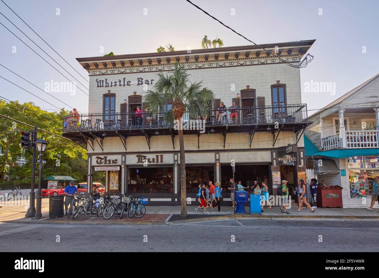 Barre de sifflet et barre de taureau aux intersections de Caroline St et Duval St dans Key West Florida USA Banque D'Images