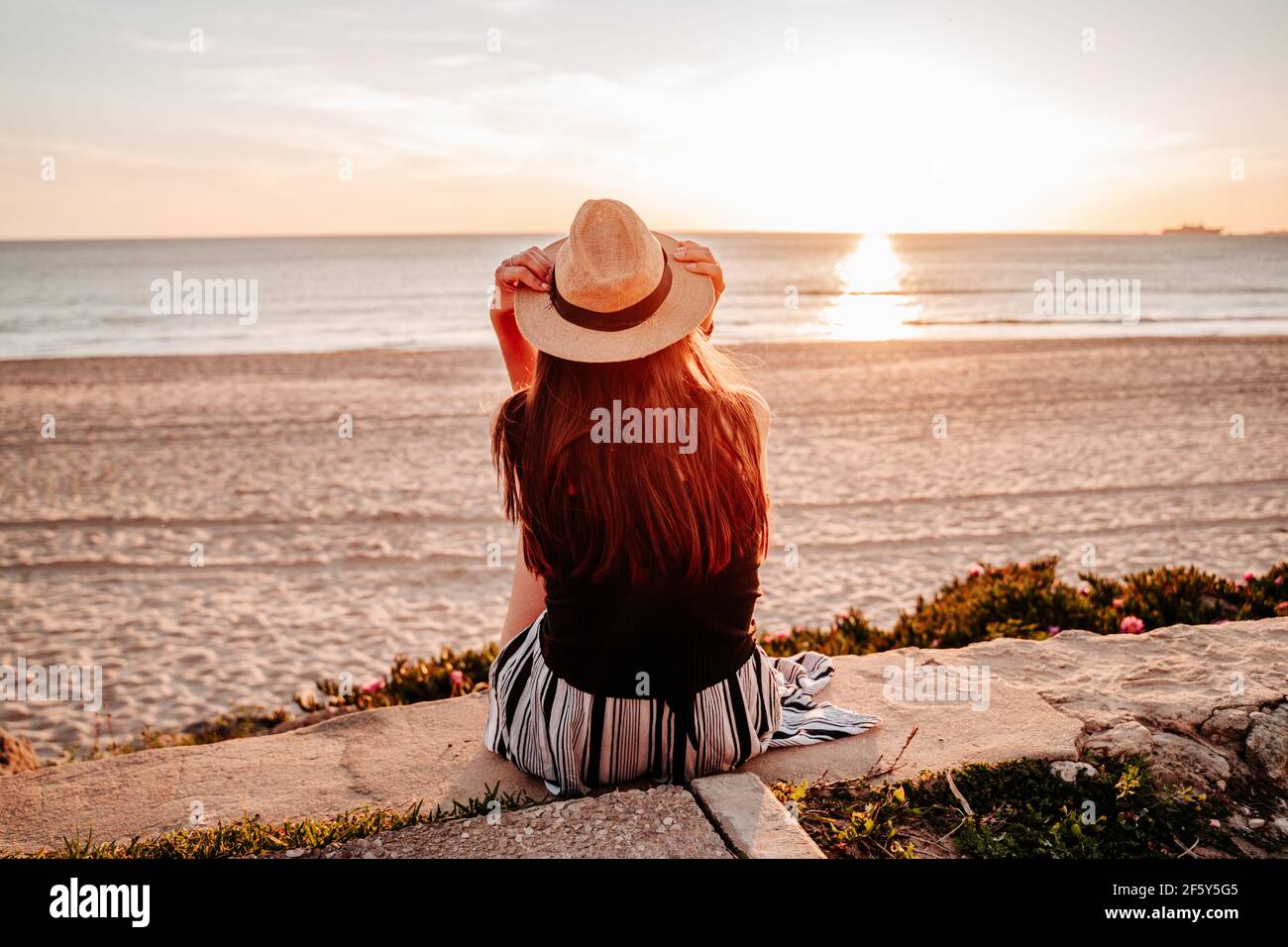 Une personne se faire bronzer sur la plage Banque de photographies et d — free download
