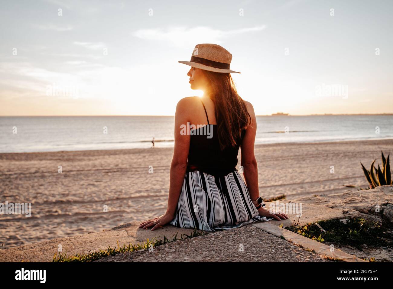 Femme bronzer sur la plage Banque de photographies et d’images à haute — free download