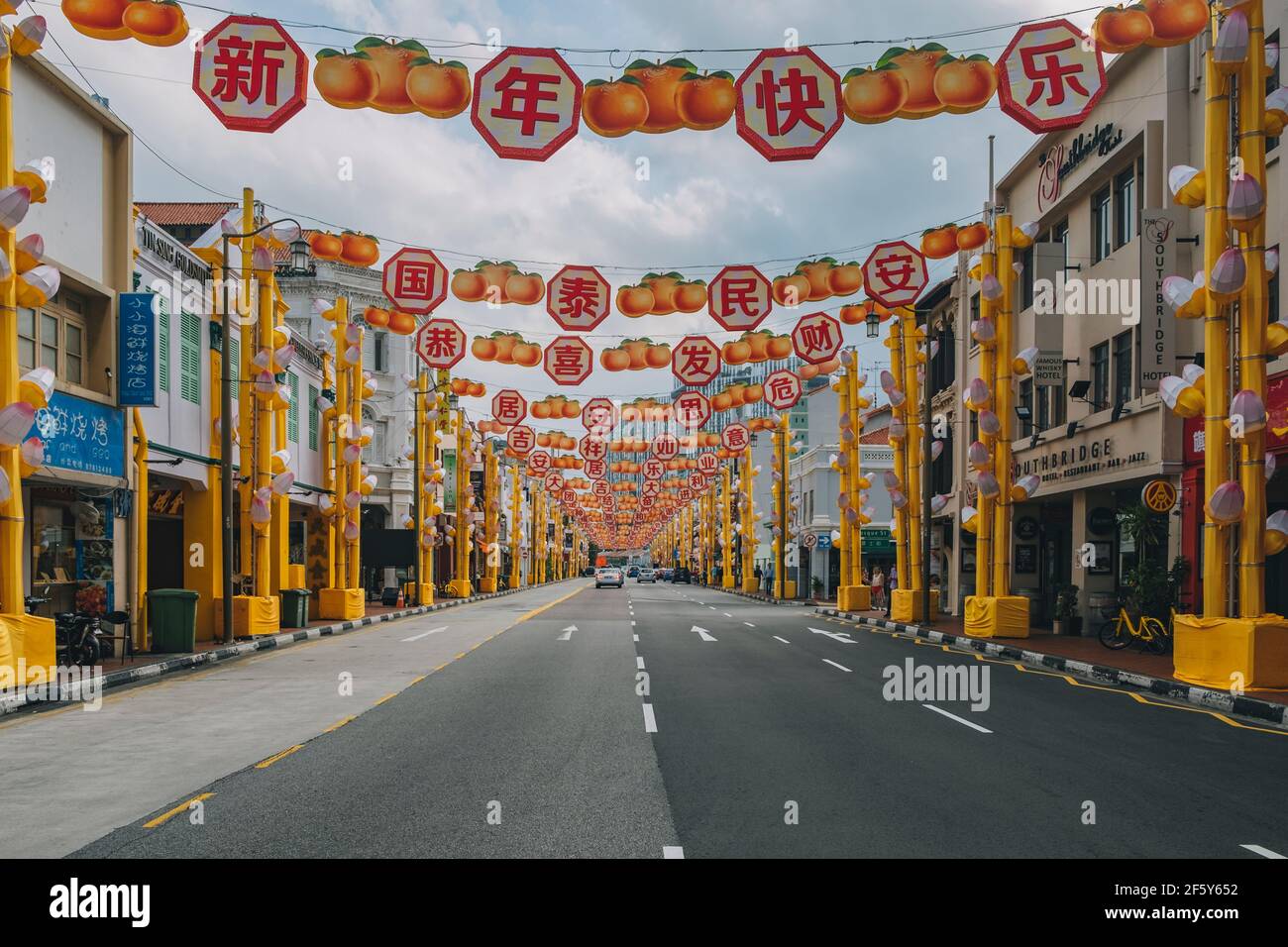 Décorations du nouvel an chinois le long d'une route principale à quatre voies dans la ville de Singapour. Banque D'Images