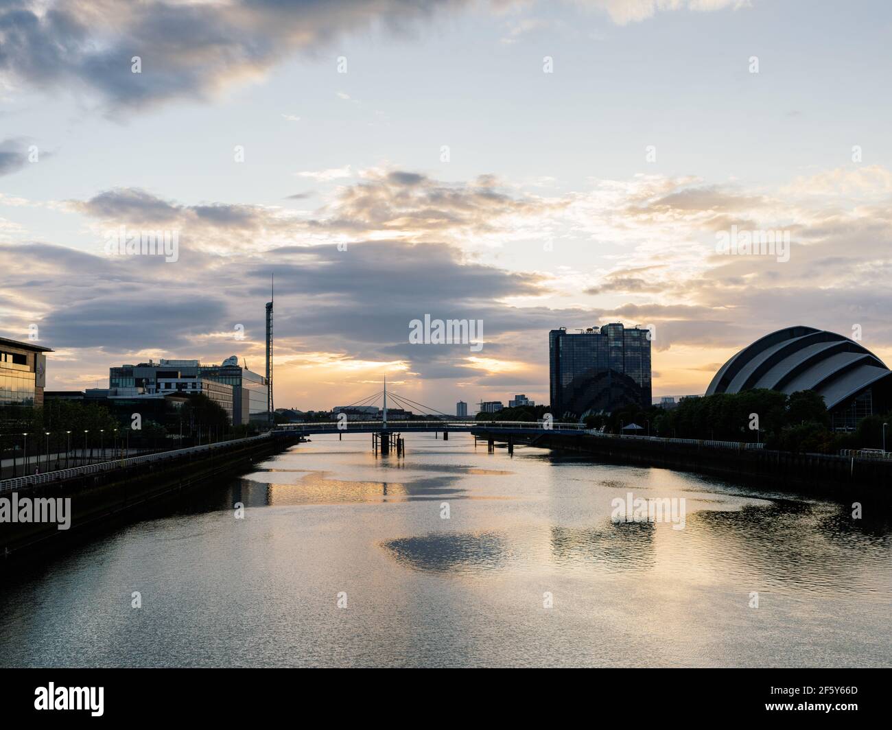 Les gratte-ciel de Glasgow au crépuscule, vus depuis le pont Scinty, montrant l'Armadillo et la Tour de Glasgow. Banque D'Images