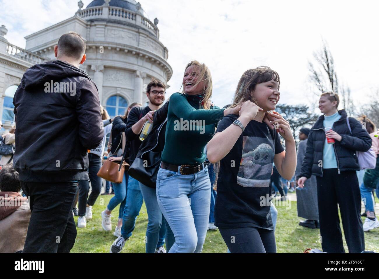 28 mars 2021, LiÃ¨ge, Belgique: Manifestation contre les mesures sanitaires et fête sauvage à LiÃ¨ge du matin jusqu'à tard avant le couvre-feu de minuit, la distanciation sociale était rarement respectée et le port de masques aussi. (Image de crédit : © Arnaud Brian via Wire) Banque D'Images