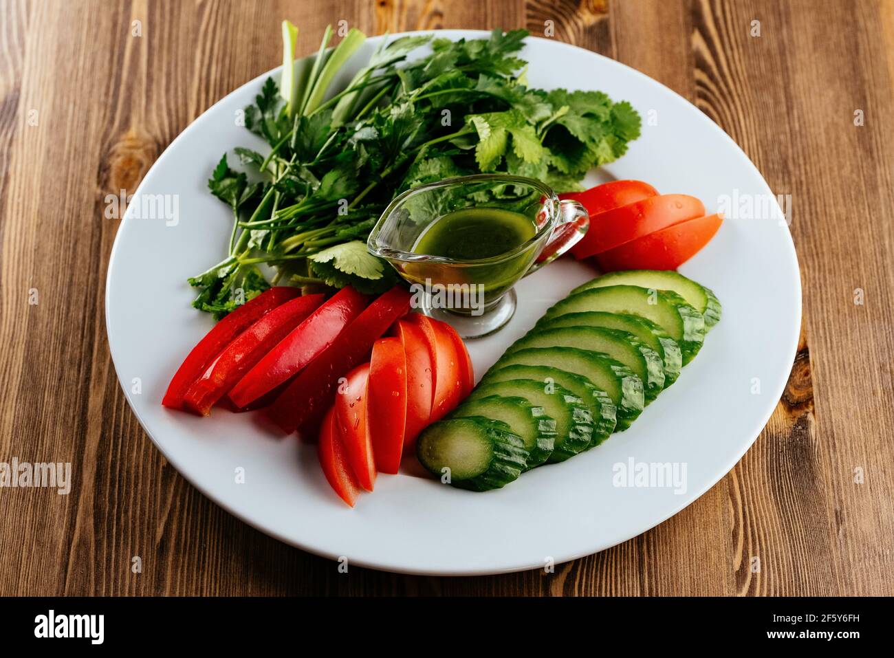 Cuisine géorgienne, légumes et pain sur fond de bois Banque D'Images