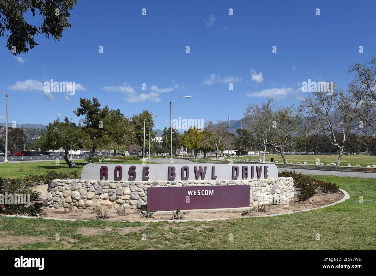 PASADENA, CALIFORNIE - 26 MARS 2021 : panneau rose Bowl Drive à l'entrée du célèbre stade de football. Banque D'Images