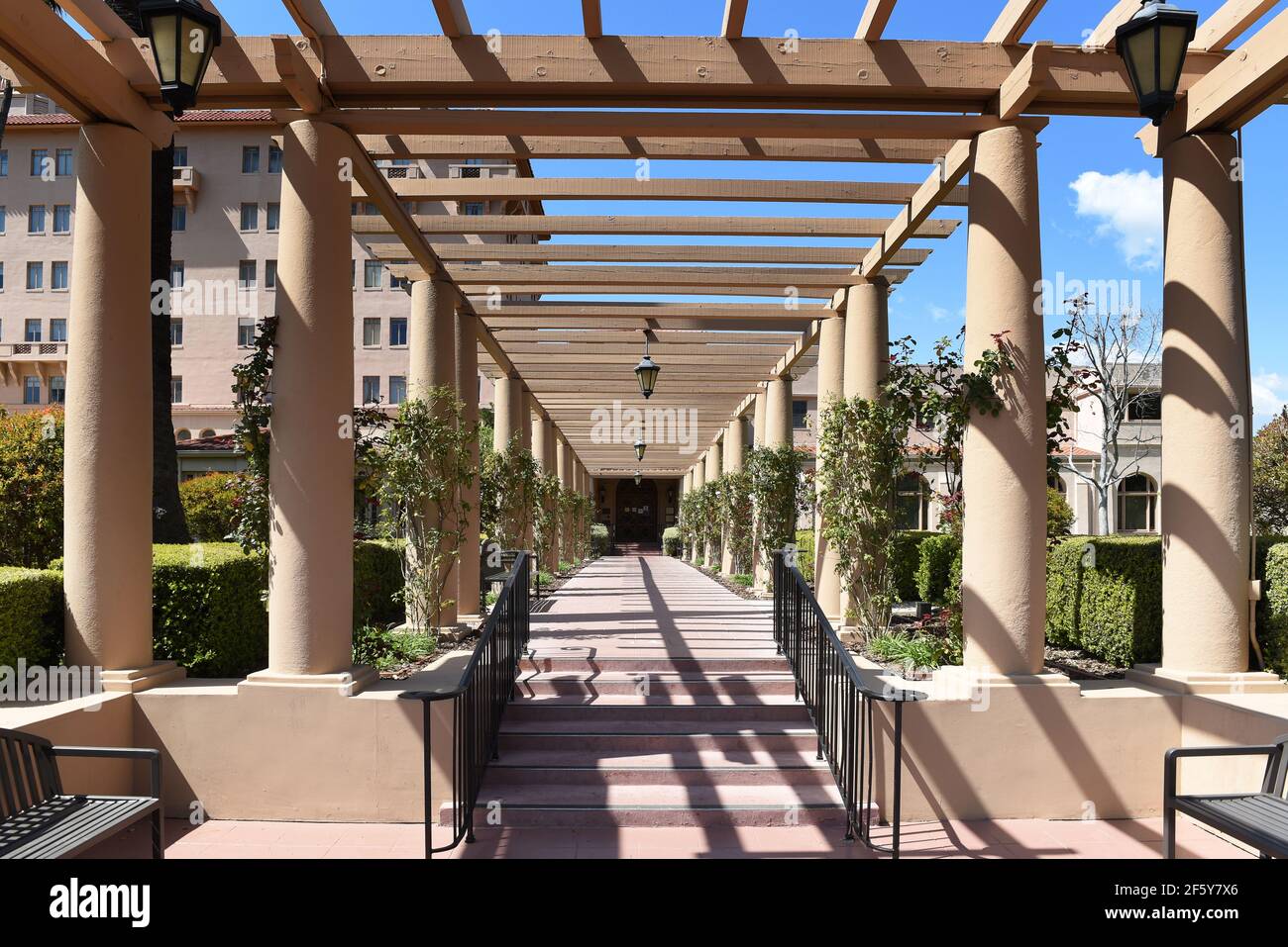 PASADENA, CALIFORNIE - 26 MARS 2021 : entrée et passerelle couverte d'arbre à l'édifice Richard H. Chambers de la Cour d'appel des États-Unis. Banque D'Images