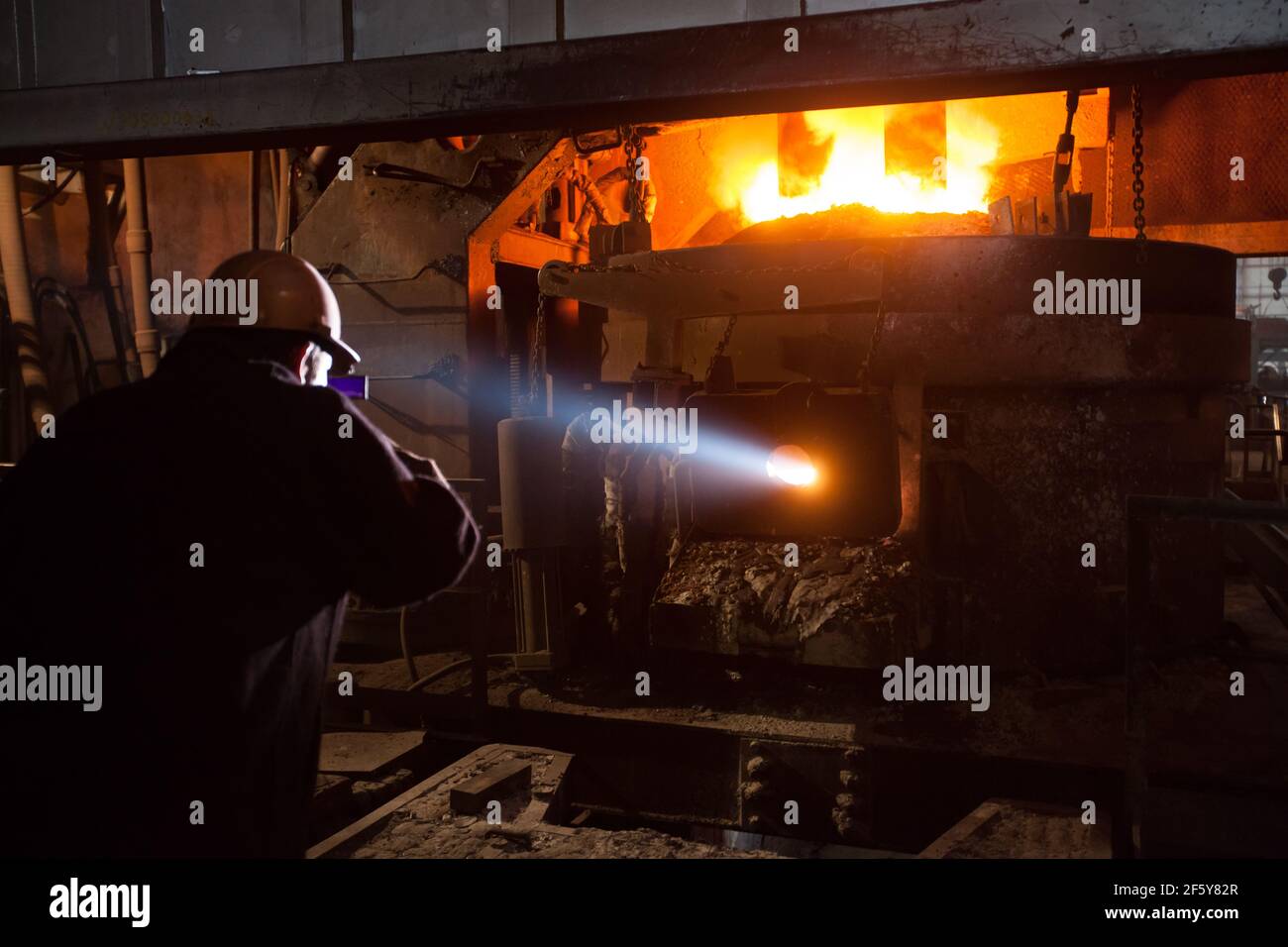 Rudny, région de Kostanay, Kazakhstan-mai 28 2012 : usine d'extraction et de transformation de Sokolovo-Sarbay. Le métallurgiste contrôle la fusion des métaux. Banque D'Images