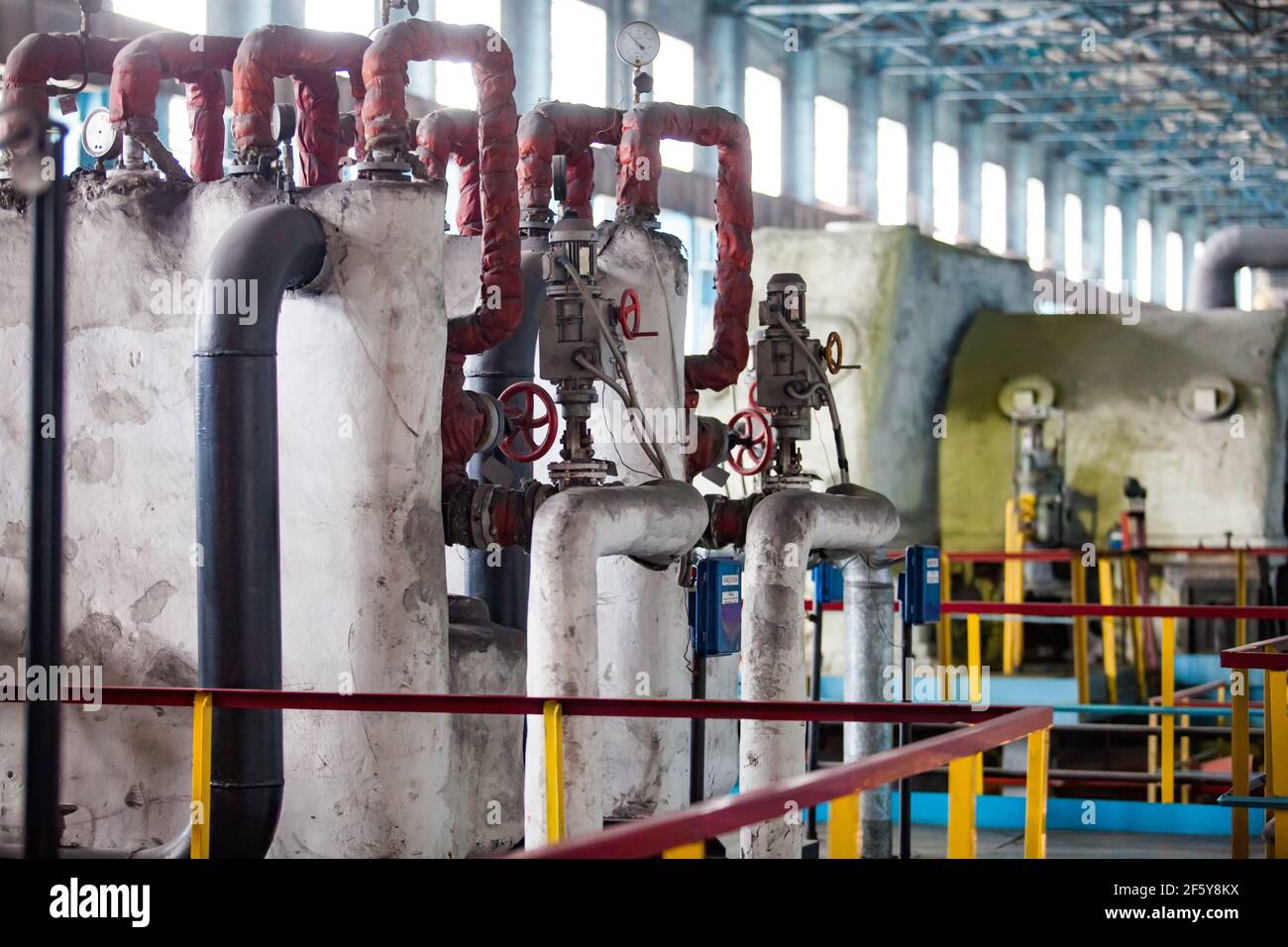 Usine de transformation et d'exploitation minière de Sokolovo-Sarbay. Gros plan de l'équipement de la centrale électrique. Banque D'Images