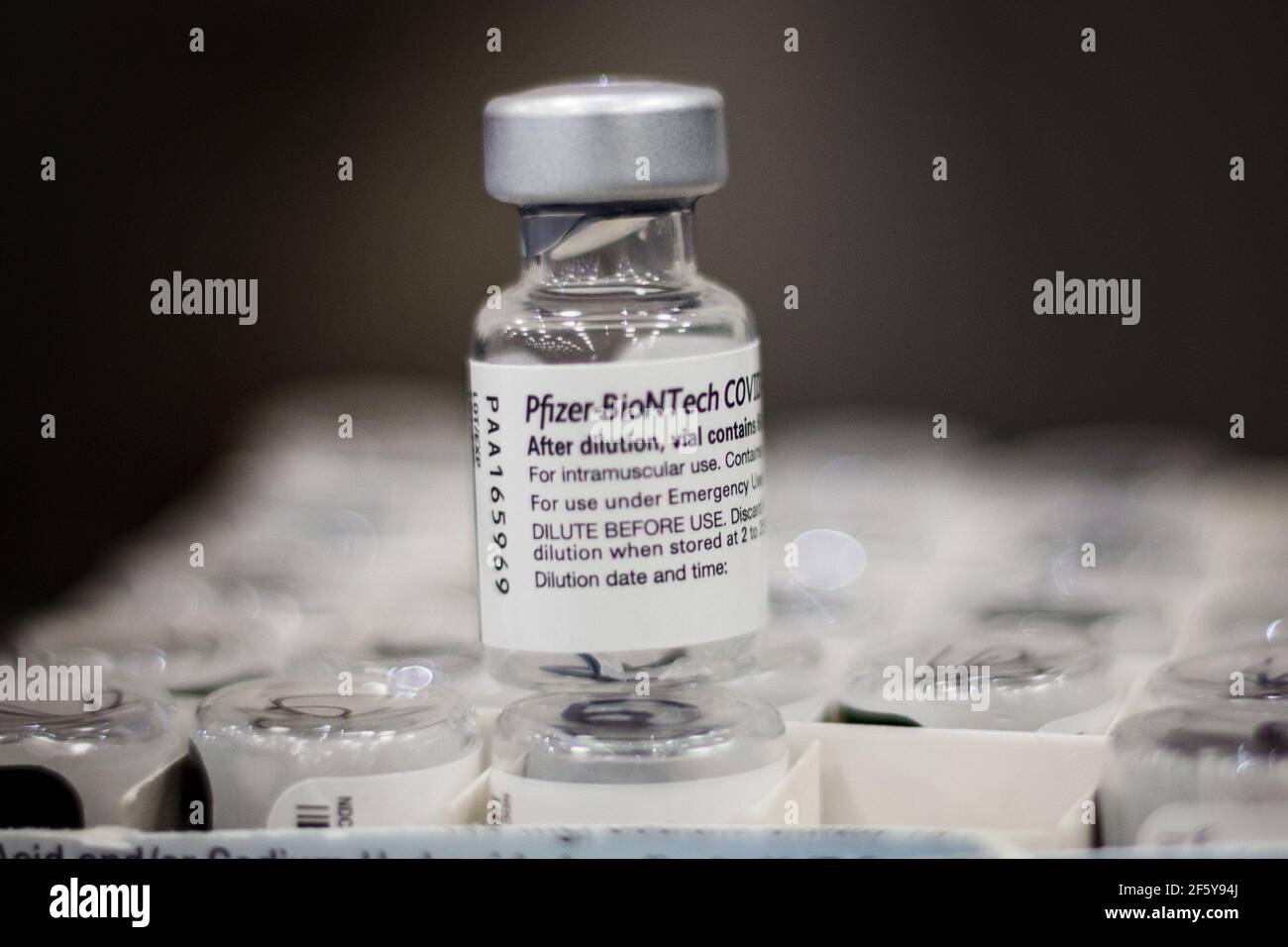 Lake Jackson, Texas, États-Unis. 28 mars 2021. Des flacons du vaccin Pfizer-BioNTech COVID-19 sont en attente d'utilisation lors d'un événement de vaccination de masse contre le vaccin COVID-19 organisé par la branche médicale de l'Université du Texas (UTMB Health) au Brazosport College de Lake Jackson, Texas. Prentice C. James/CSM/Alamy Live News Banque D'Images