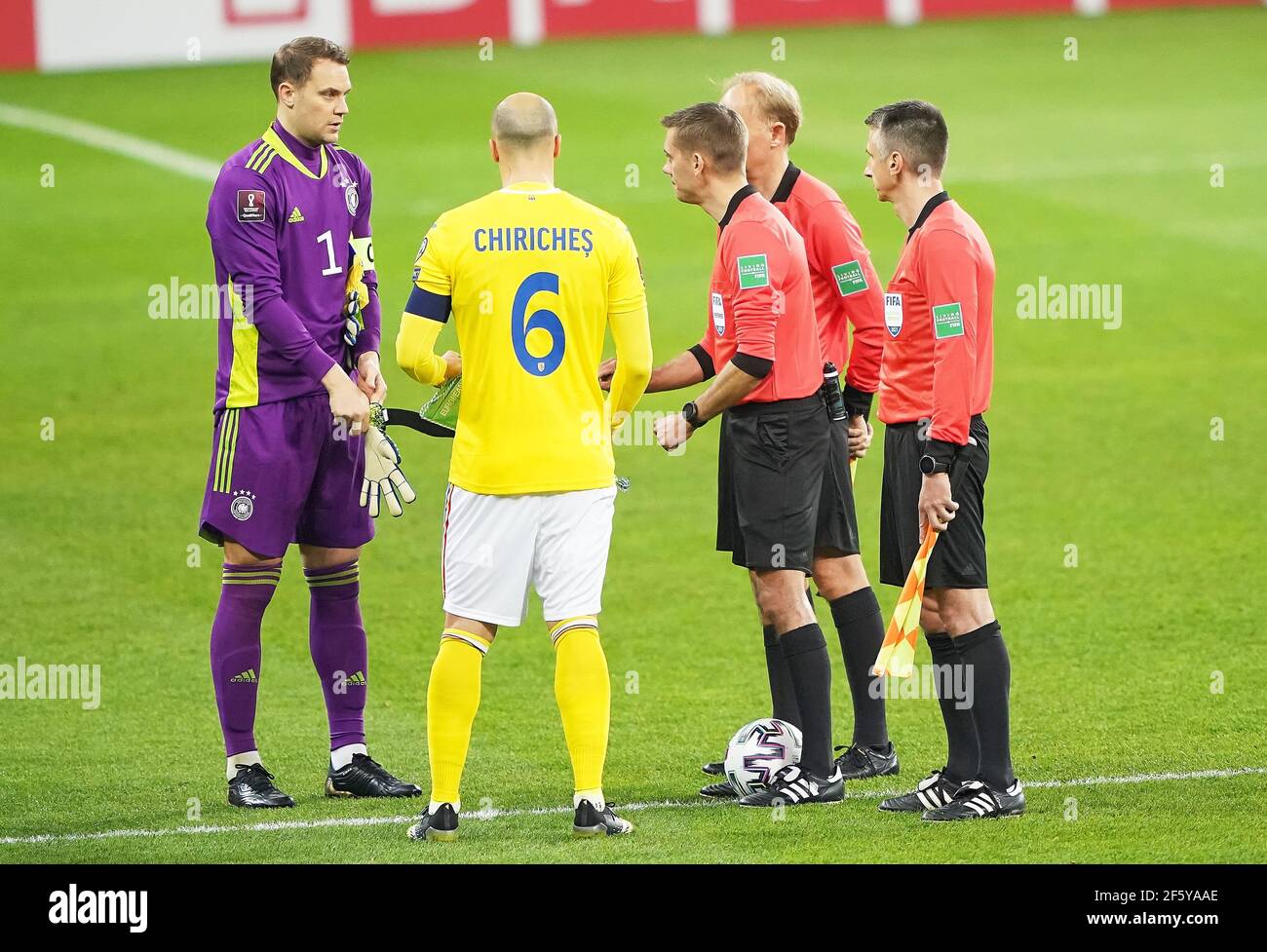 Bucarest, Roumanie. 28 mars 2021. Manuel NEUER, gardien de but DFB 1, Vlad CHIRICHES, capitaine ROM 6, Kapitaen, Kapitaensbinde, Chef arbitres Clement TURPIN (FRA), assistants Nicolas DANOS (FRA), Cyril GRINGORE (FRA) avec sifflet, gestes, spectacles, montre, action individuelle, Schiedsrichter, Hauptschiedsrichter, dans le match ROUMANIE - ALLEMAGNE 0-1 Rumänien - Deutschland 0-1 qualification pour les Championnats du monde 2022, WM Quali, saison 2020/2021, 28 mars 2021 à Bucarest, Bucarest, Roumanie. Credit: Peter Schatz/Alay Live News Banque D'Images