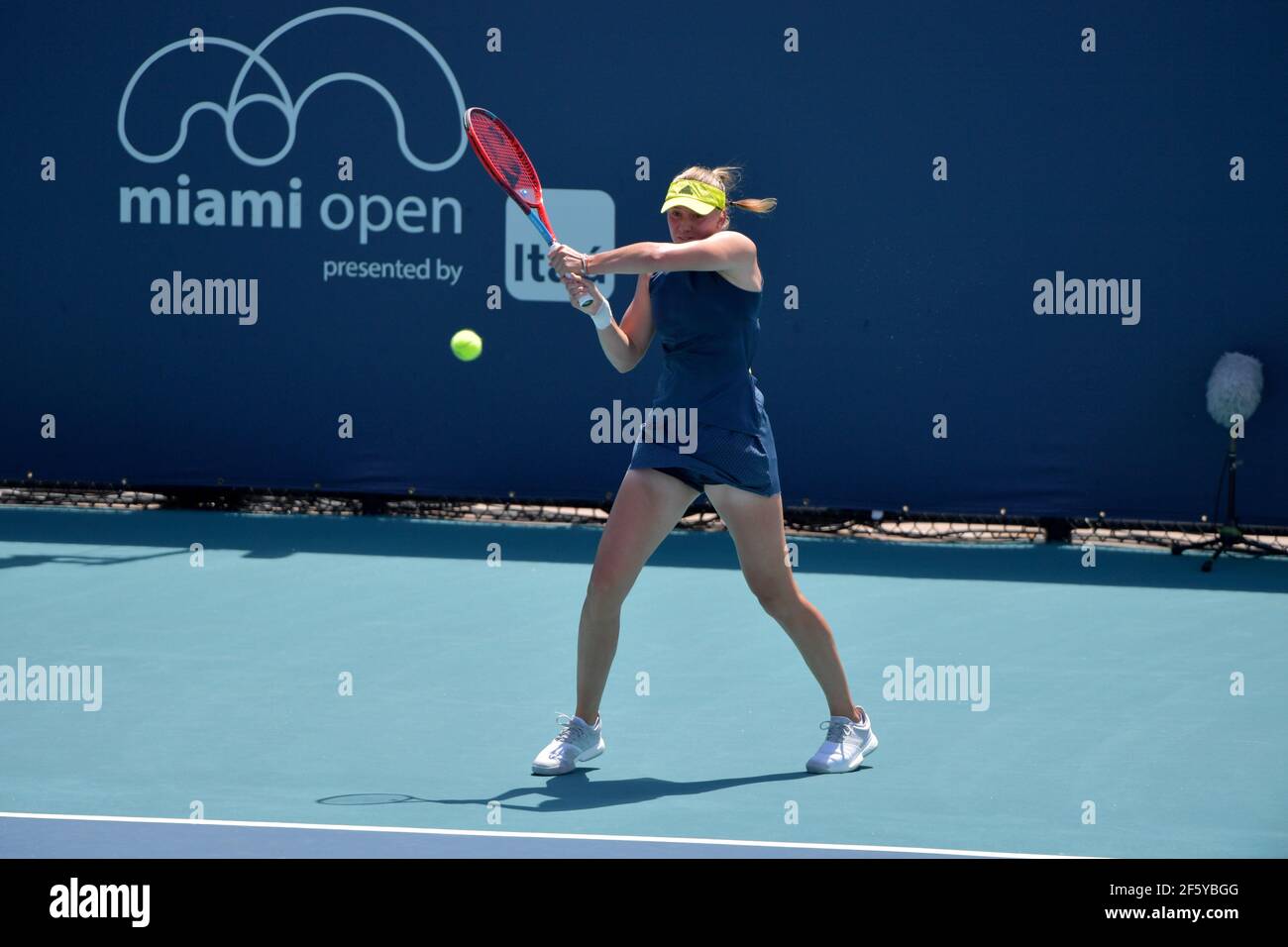 MIAMI GARDENS, FL - MARS 28: (PAS DE VENTE À NEW YORK POST) Elena Rybakina du Kazakhstan retourne une photo à Sara Sorribes Tormo de l'Espagne pendant l'ouverture de Miami au Hard Rock Stadium le 28 mars 2021 à Miami Gardens, Floride. Personnes: Elena Rybakina crédit: Storms Media Group/Alay Live News Banque D'Images