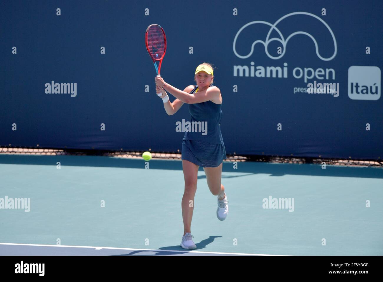 MIAMI GARDENS, FL - MARS 28: (PAS DE VENTE À NEW YORK POST) Elena Rybakina du Kazakhstan retourne une photo à Sara Sorribes Tormo de l'Espagne pendant l'ouverture de Miami au Hard Rock Stadium le 28 mars 2021 à Miami Gardens, Floride. Personnes: Elena Rybakina crédit: Storms Media Group/Alay Live News Banque D'Images
