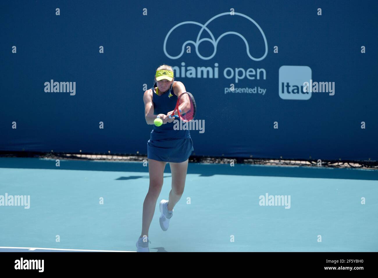 MIAMI GARDENS, FL - MARS 28: (PAS DE VENTE À NEW YORK POST) Elena Rybakina du Kazakhstan retourne une photo à Sara Sorribes Tormo de l'Espagne pendant l'ouverture de Miami au Hard Rock Stadium le 28 mars 2021 à Miami Gardens, Floride. Personnes: Elena Rybakina crédit: Storms Media Group/Alay Live News Banque D'Images