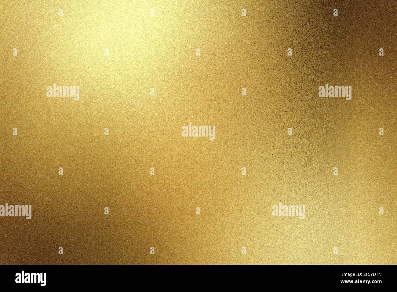 Lumière brillante sur un mur métallique peint en or avec espace de copie, arrière-plan de texture abstraite Banque D'Images
