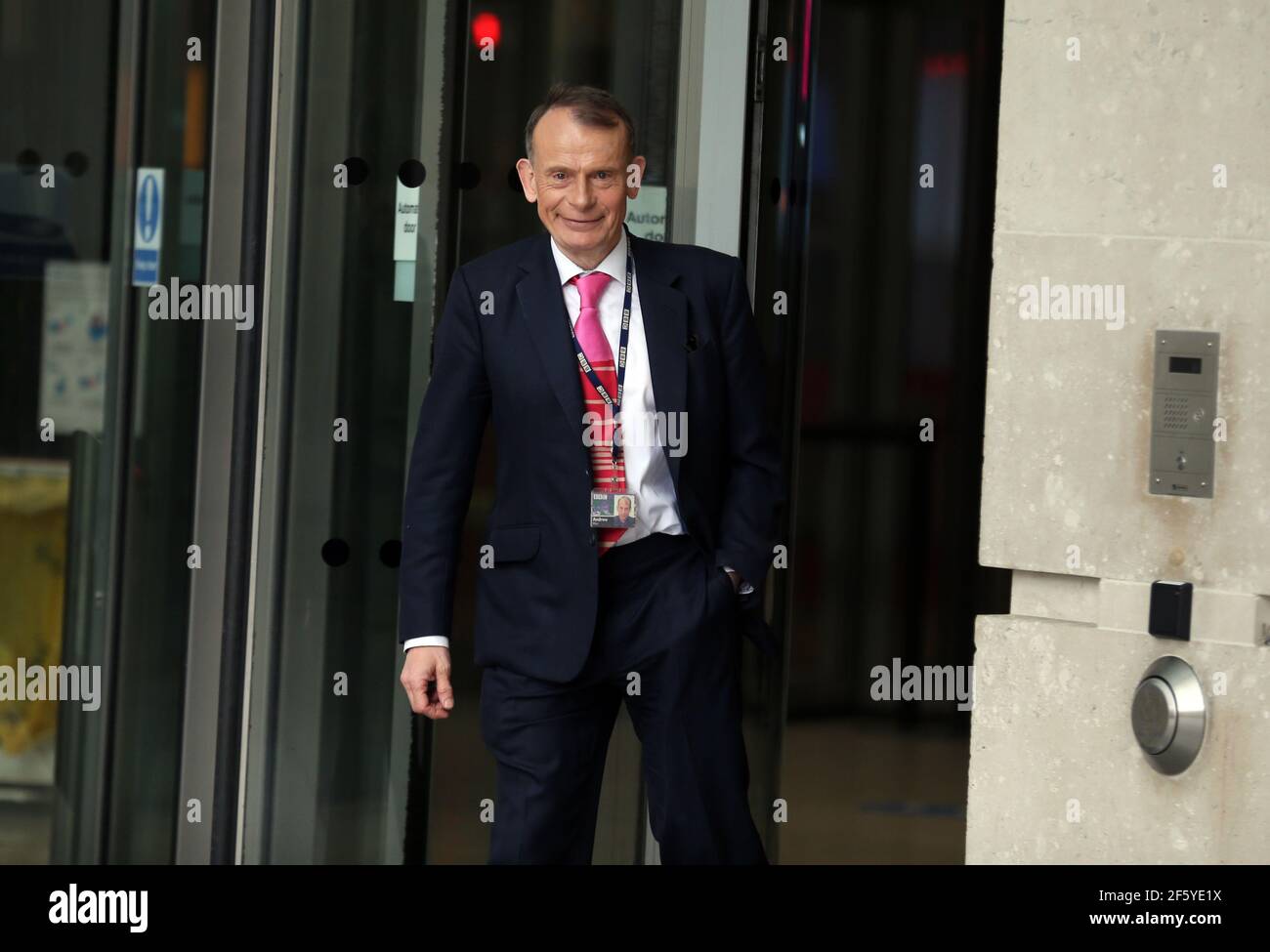 Londres, Angleterre, Royaume-Uni. 28 mars 2021. Le journaliste britannique, le présentateur de télévision et l'auteur Andrew Marr est vu à l'extérieur de la BBC New Broadcasting House après son émission hebdomadaire d'interview politique. Credit: Tayfun Salci/ZUMA Wire/Alay Live News Banque D'Images