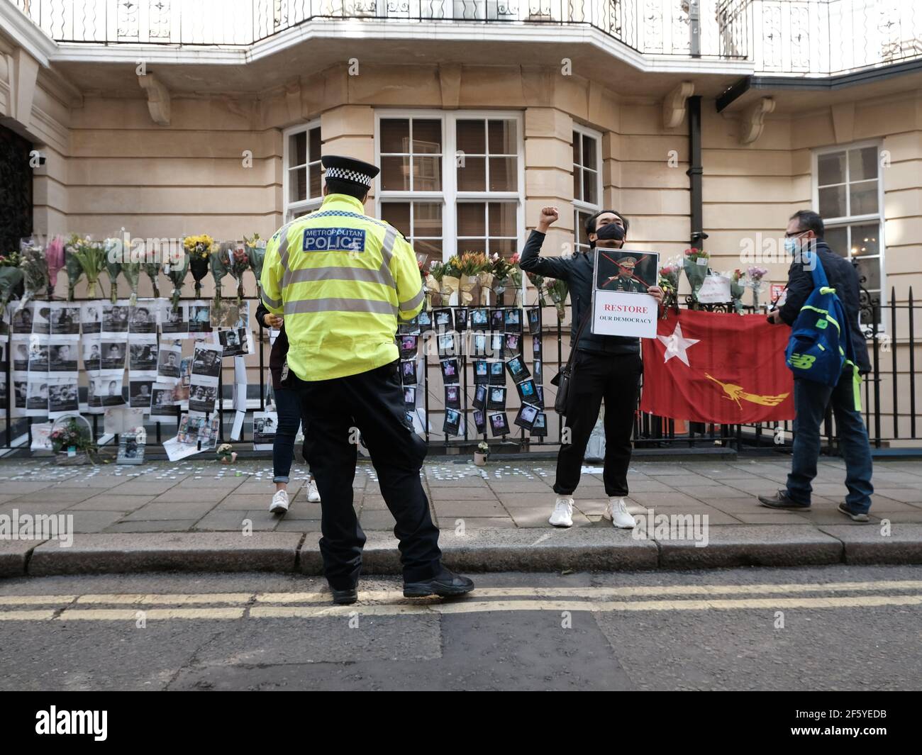 La communauté du Myanmar proteste à Londres devant l'ambassade à appeler à un retour à la démocratie après la prise de l'armée Mise sous tension le 1er février 2021 Banque D'Images