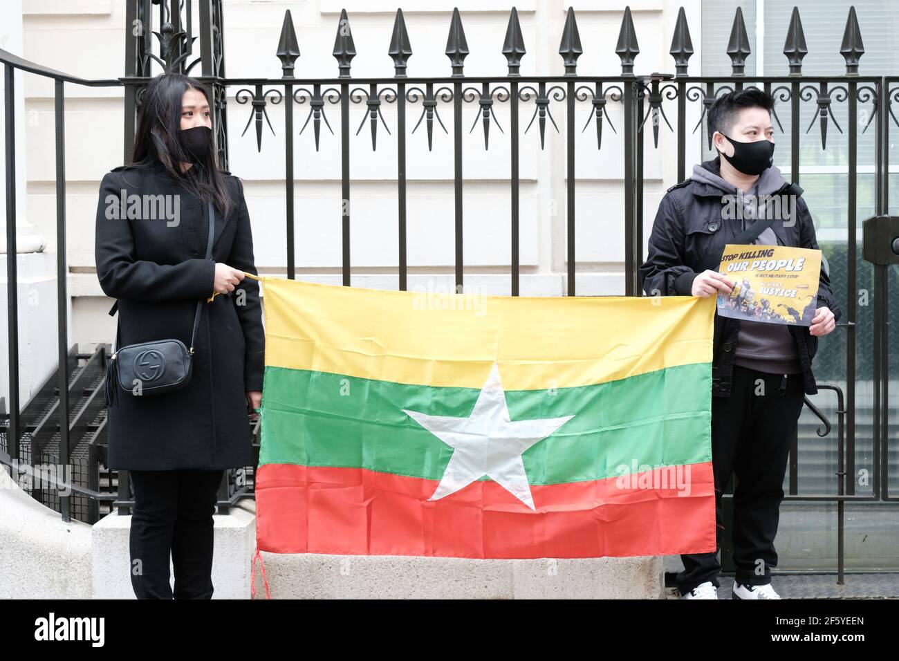 La communauté du Myanmar proteste à Londres devant l'ambassade à appeler à un retour à la démocratie après la prise de l'armée Mise sous tension le 1er février 2021 Banque D'Images