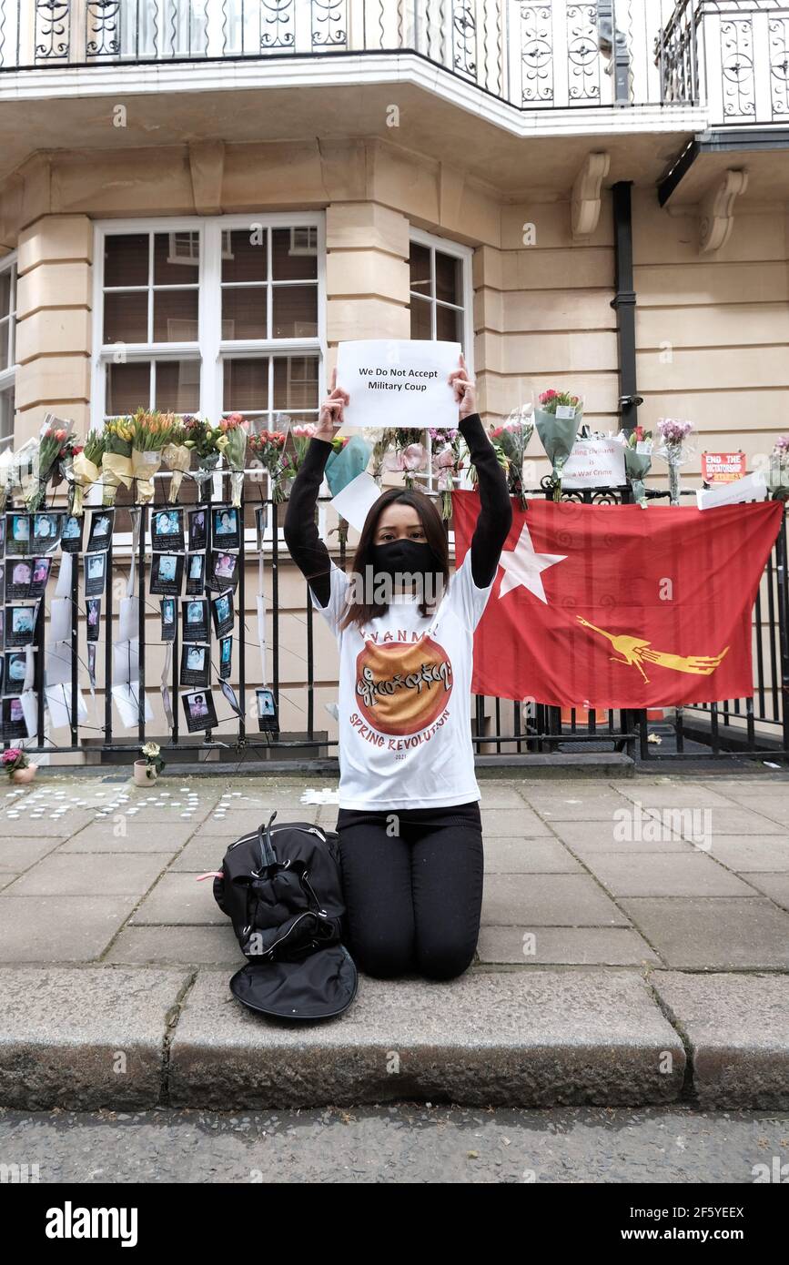 La communauté du Myanmar proteste à Londres devant l'ambassade à appeler à un retour à la démocratie après la prise de l'armée Mise sous tension le 1er février 2021 Banque D'Images