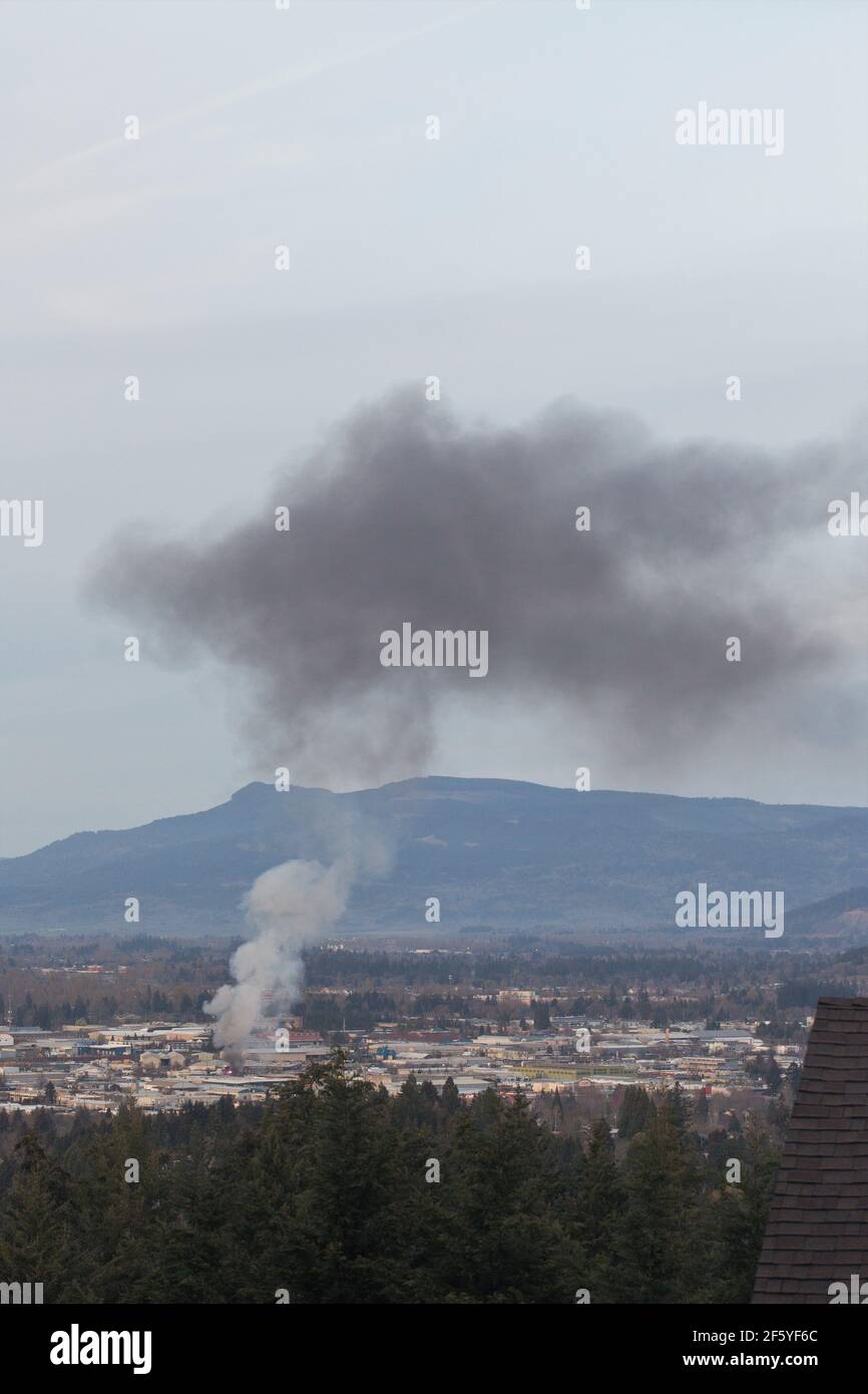 Un grand panache de fumée au-dessus d'un incendie dans un parc de stockage à Eugene, Oregon, le 27 mars 2021. Banque D'Images