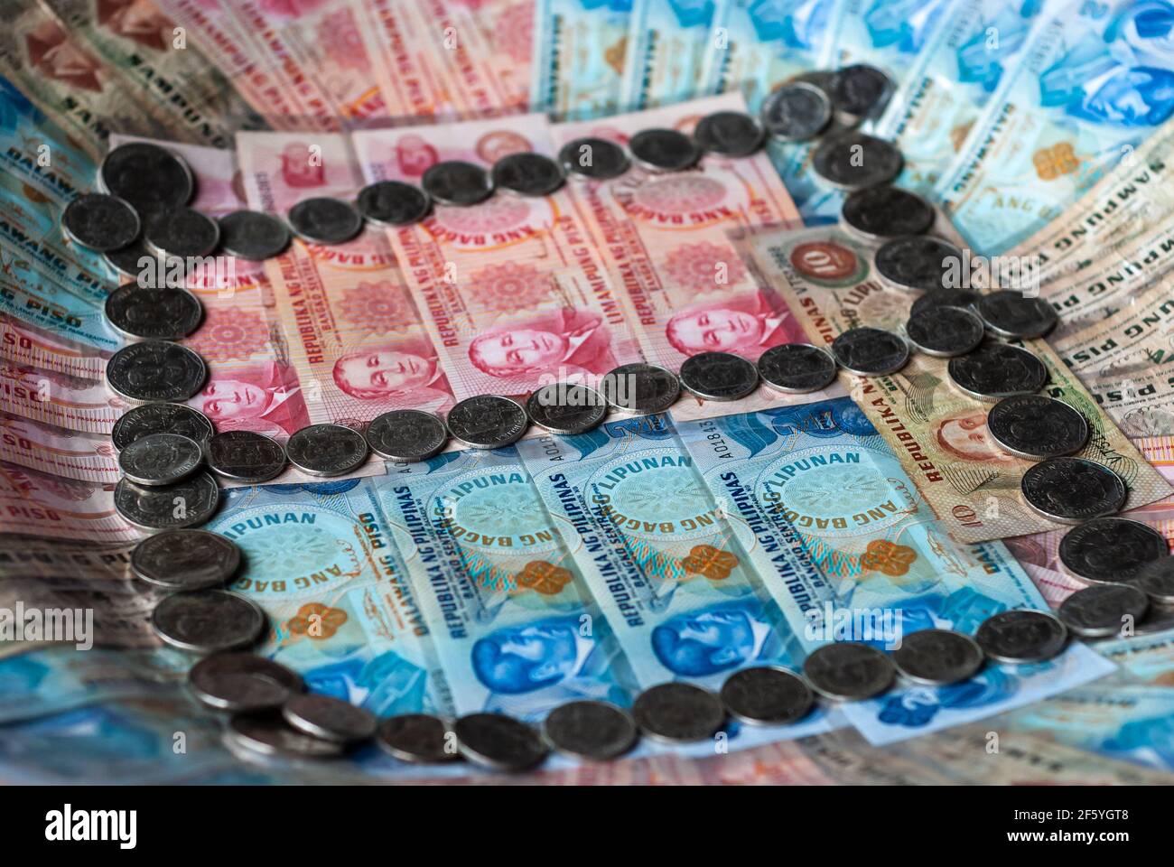 Billets et pièces de monnaie philippins anciens, obsolètes et non-tendres vendus comme souvenirs Banque D'Images