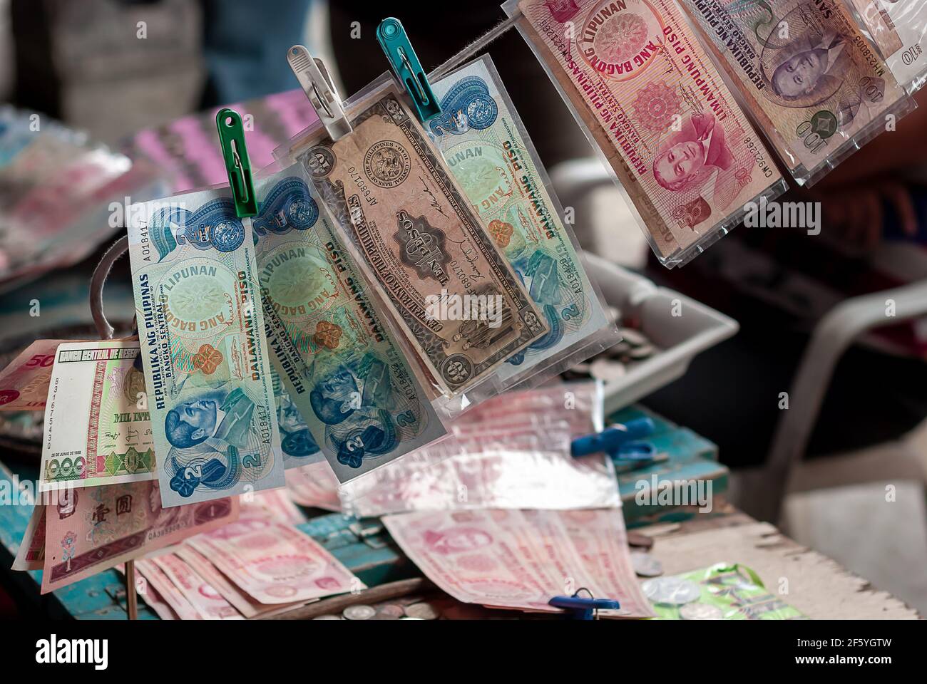 Billets et pièces de monnaie philippins anciens, obsolètes et non-tendres vendus comme souvenirs Banque D'Images