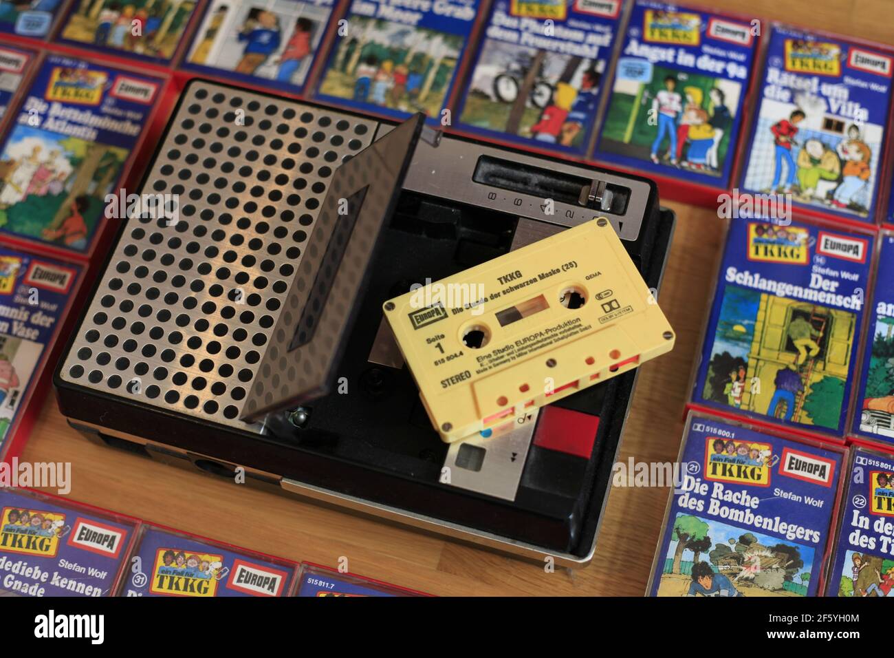 Berlin, Allemagne. 24 mars 2021. Une cassette audio de la série de jeux radio pour jeunes 'TKKG' avec le titre 'l'heure du masque noir' se trouve sur un magnétophone. Le 31.03.2021 'TKKG' a un anniversaire rond. Environ 40 millions de supports audio ont été vendus jusqu'à présent. Aujourd'hui, « TKKG » est un élément de la culture pop. (À dpa 'la grande aventure se trouve à votre porte: 40 ans de 'TKKG' radio Plays') Credit: Christof Bock/dpa-Zentralbild/dpa/Alay Live News Banque D'Images
