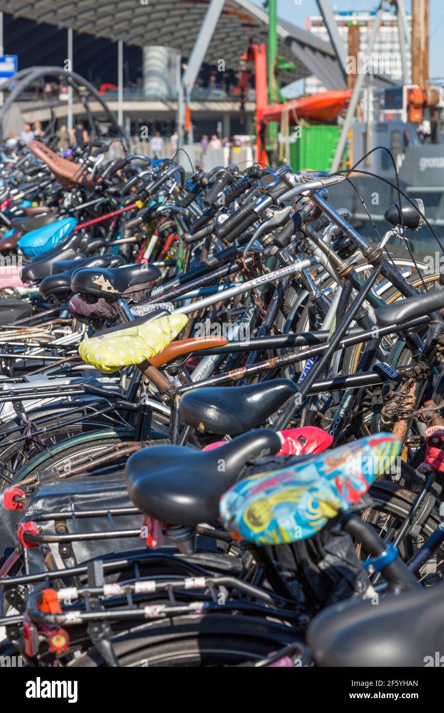 Amsterdam, pays-Bas - 02 juillet 2018 : parking pour vélos sur la rive d'Amsterdam Banque D'Images