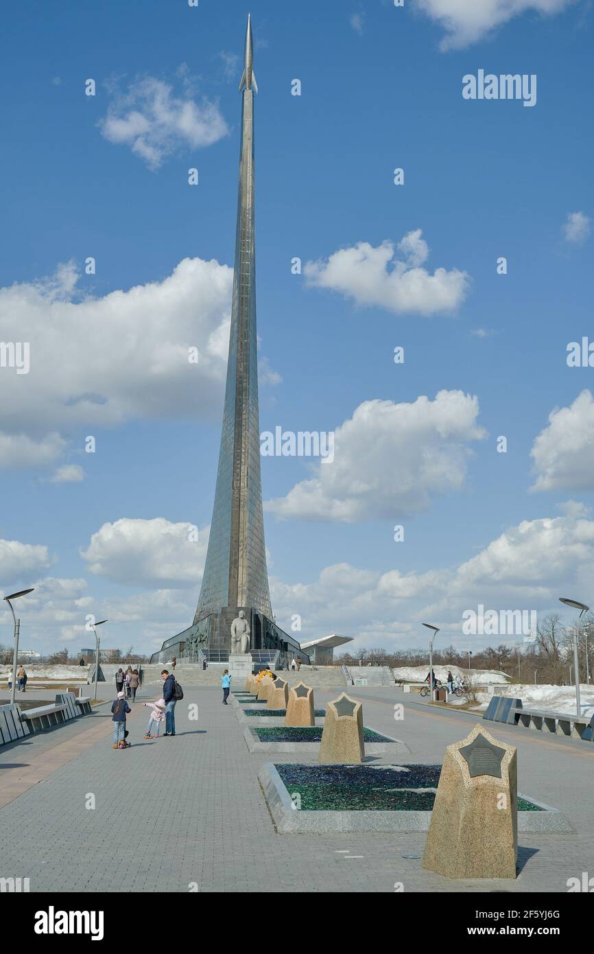 Moscou, Russie. 28 mars 2021. Allée au Monument aux conquérants de l'espace à VDNKh. (Photo de Mihail Siergiejewicz/SOPA Images/Sipa USA) crédit: SIPA USA/Alay Live News Banque D'Images