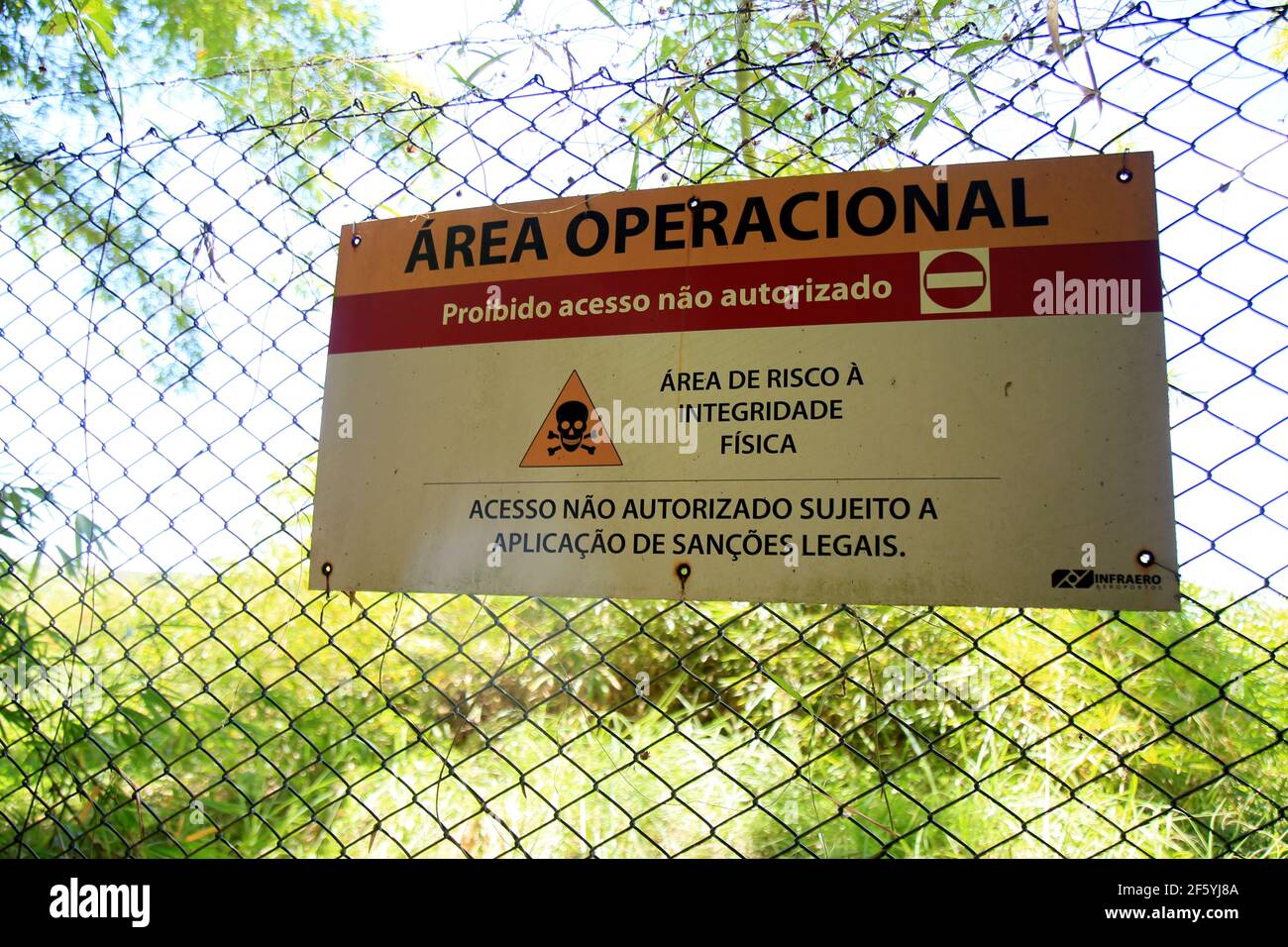 salvador, bahia, brésil - 18 janvier 2021: Sign informe sur la zone opérationnelle avec accès des personnes retrito dans les dépendances de Salvador Internation Banque D'Images
