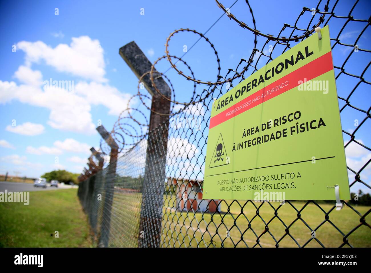 salvador, bahia, brésil - 18 janvier 2021: Sign informe sur la zone opérationnelle avec accès des personnes retrito dans les dépendances de Salvador Internation Banque D'Images
