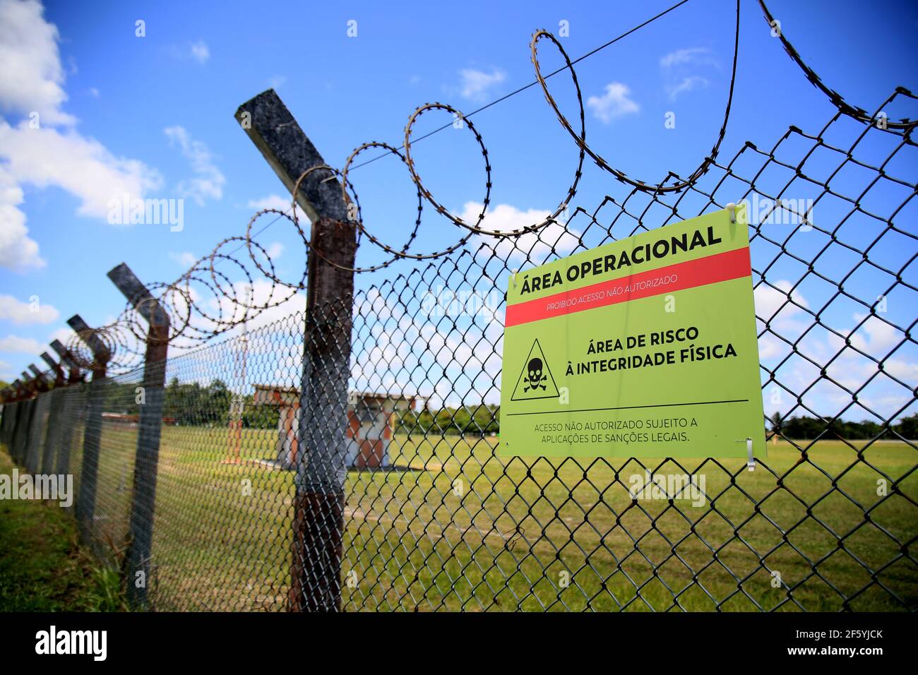 salvador, bahia, brésil - 18 janvier 2021: Sign informe sur la zone opérationnelle avec accès des personnes retrito dans les dépendances de Salvador Internation Banque D'Images