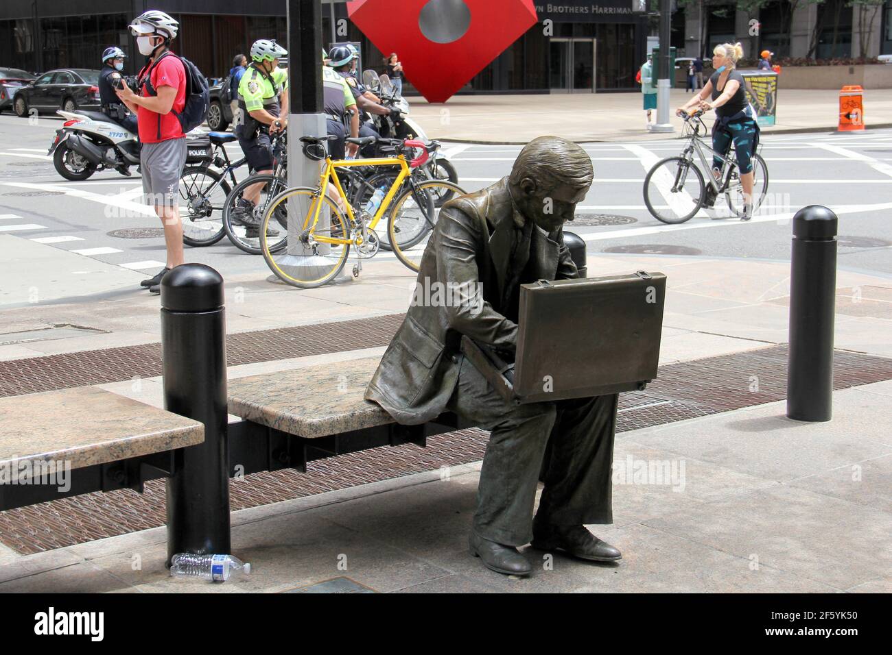 Double Check, 1982 sculptures de rue emblématiques, sur son nouvel endroit au coin nord-ouest de Broadway et Liberty Street dans Lower Manhattan Banque D'Images