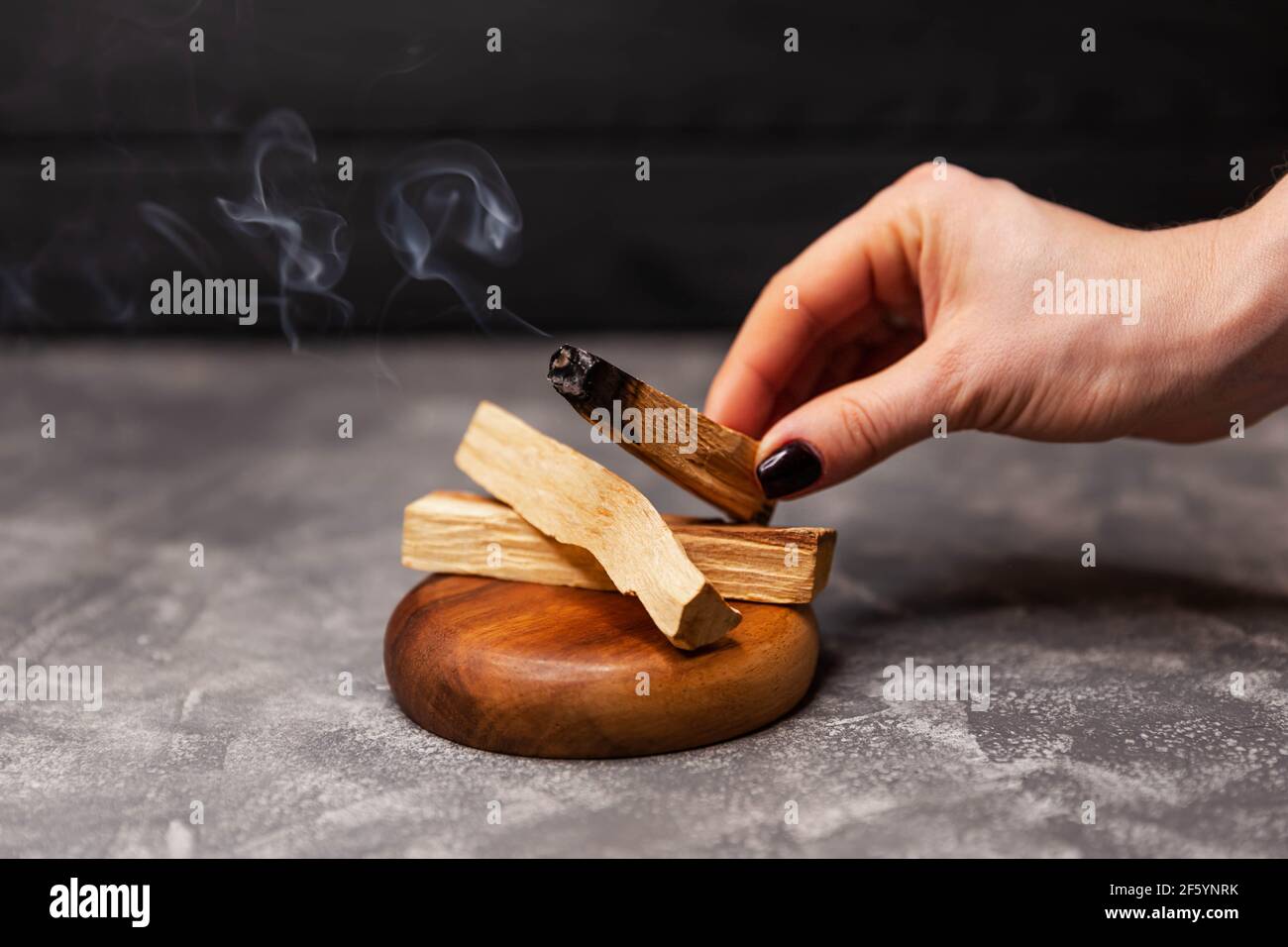 Bâtonnets de l'arbre sacré de Palo Santo, en streaming avec l'arôme. Encens Banque D'Images