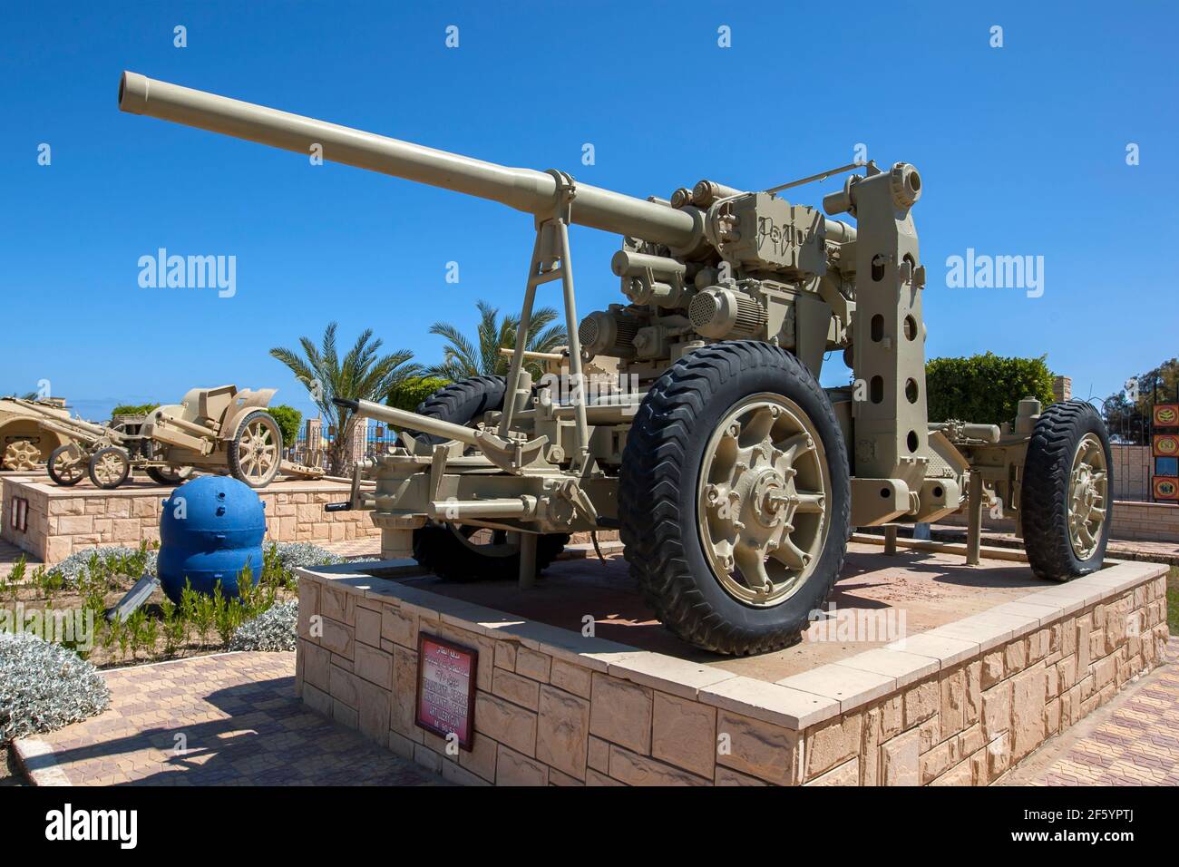 Un fusil d'artillerie anti-avion et anti-char italien M90/53 exposé au Musée de la guerre d'El Alamein, dans le nord de l'Égypte. Banque D'Images