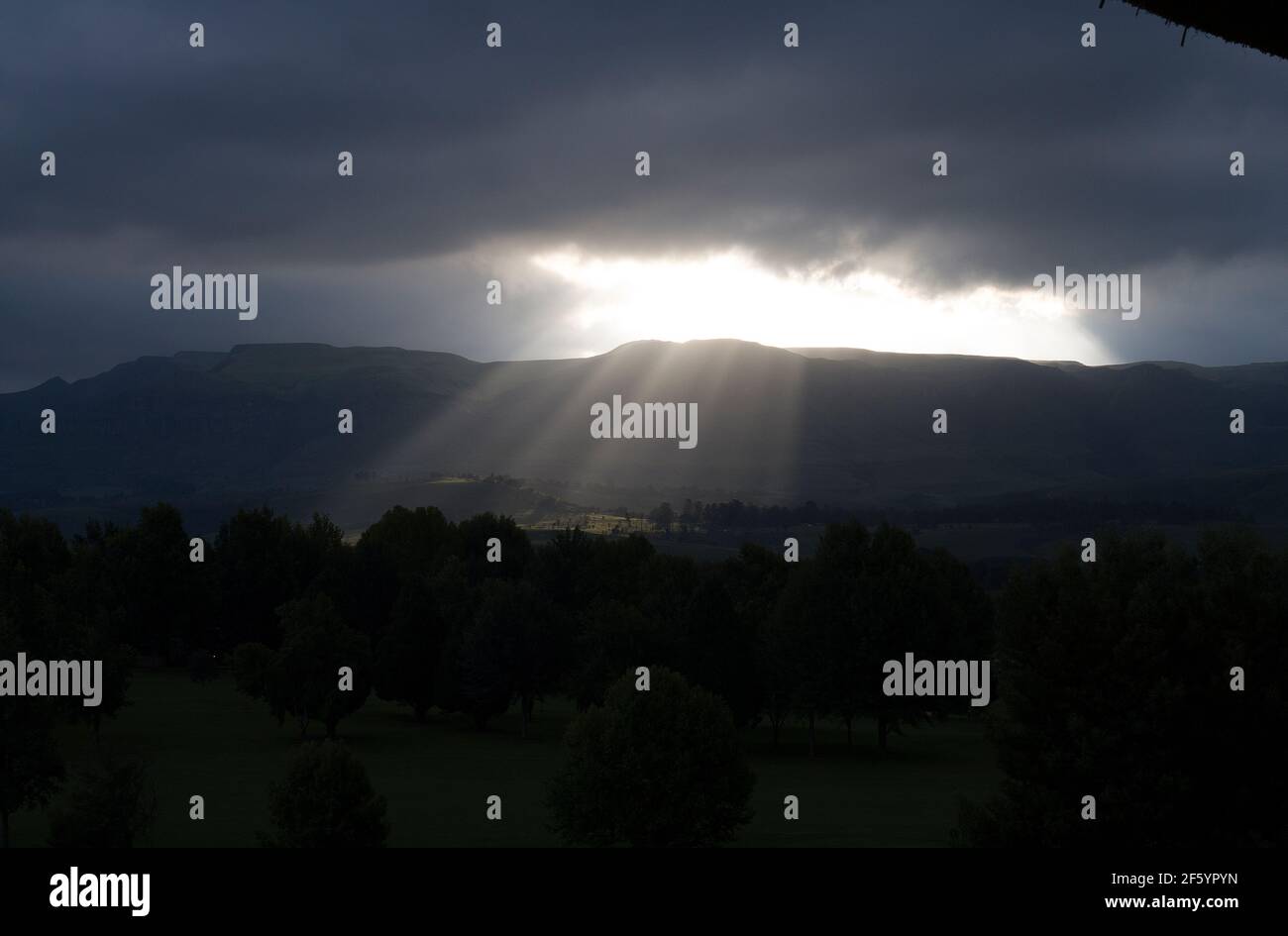 Poutres d'anges qui brillent sur la vallée de la Champagne Banque D'Images