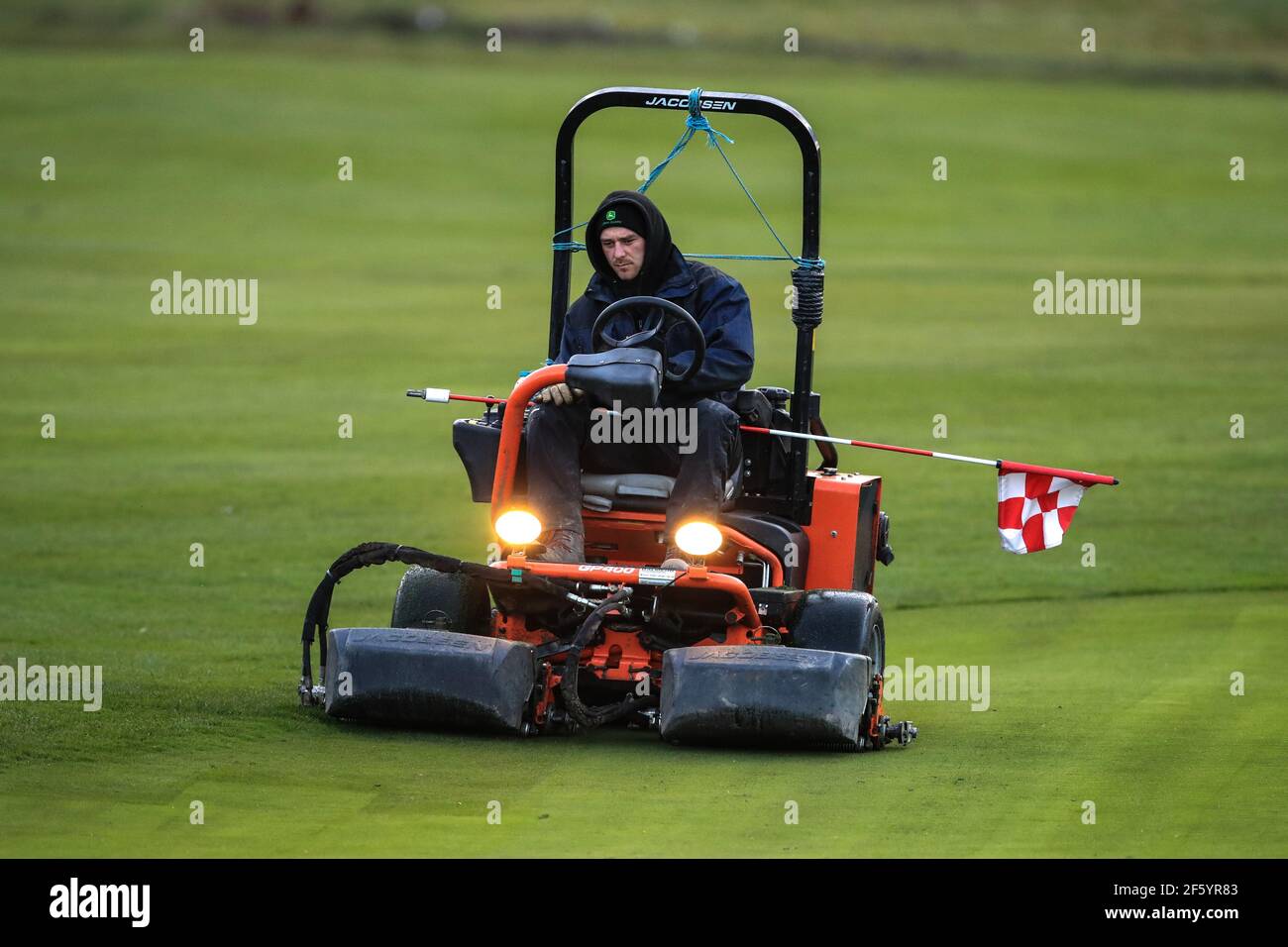 Le gardien de but du parcours de golf municipal de Ben Barnsley prépare le 13ème green à temps pour ce premier 08 départ à Barnsley 00, Royaume-Uni, le 3/29/2021. (Photo de Mark Cosgrove/News Images/Sipa USA) crédit: SIPA USA/Alay Live News Banque D'Images