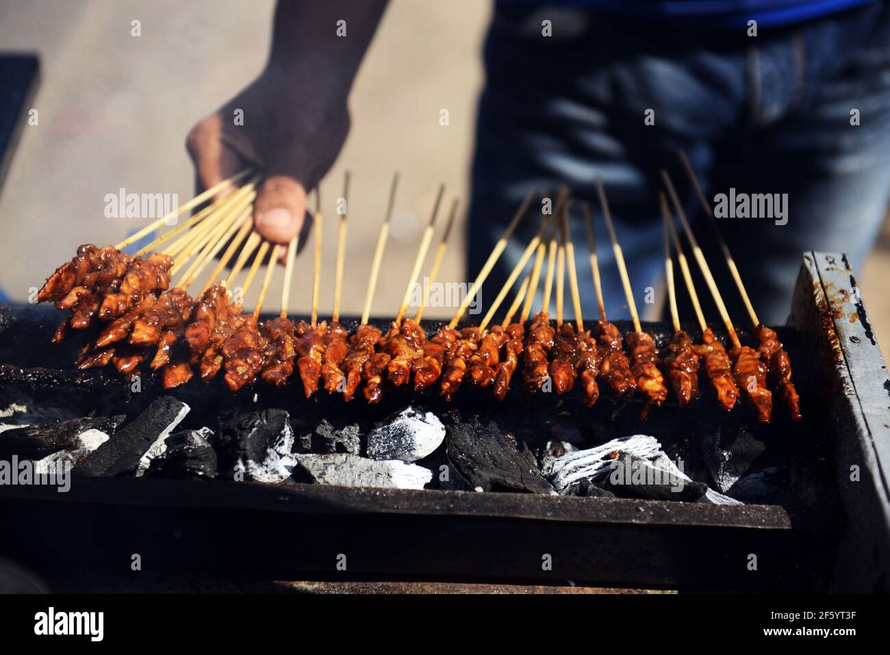 Poulet Satay ayam sate ( ) est un plat de la rue de signature en Indonésie. Banque D'Images