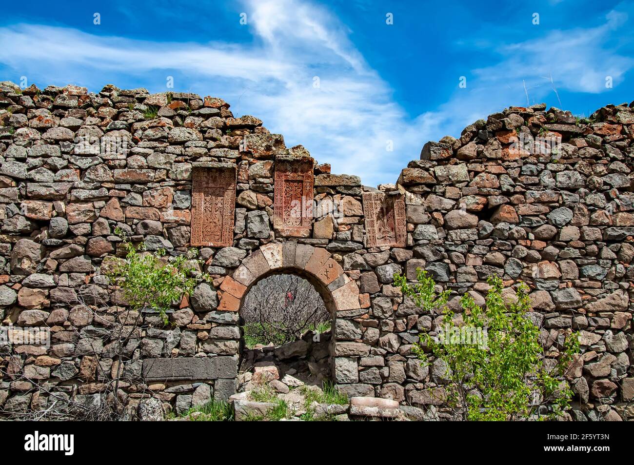 Anciens murs en pierre avec khachkars arméniens (pierre de croix) Au complexe du monastère de Havuts Tar en Arménie Banque D'Images